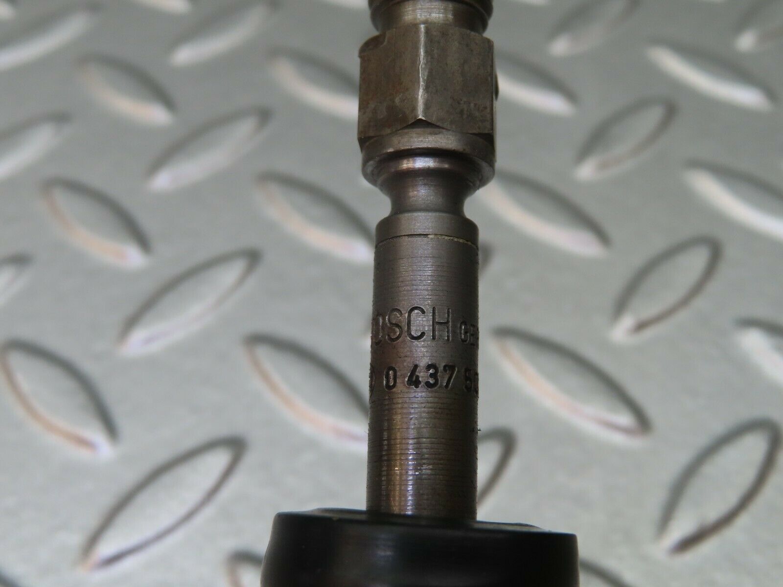 4423 Mercedes-Benz W123 230E Fuel Injector Bosch 0437502010