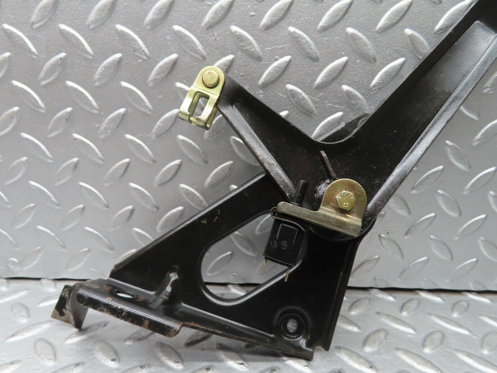 21293 Mercedes-Benz W123 230E Handbrake Regulator