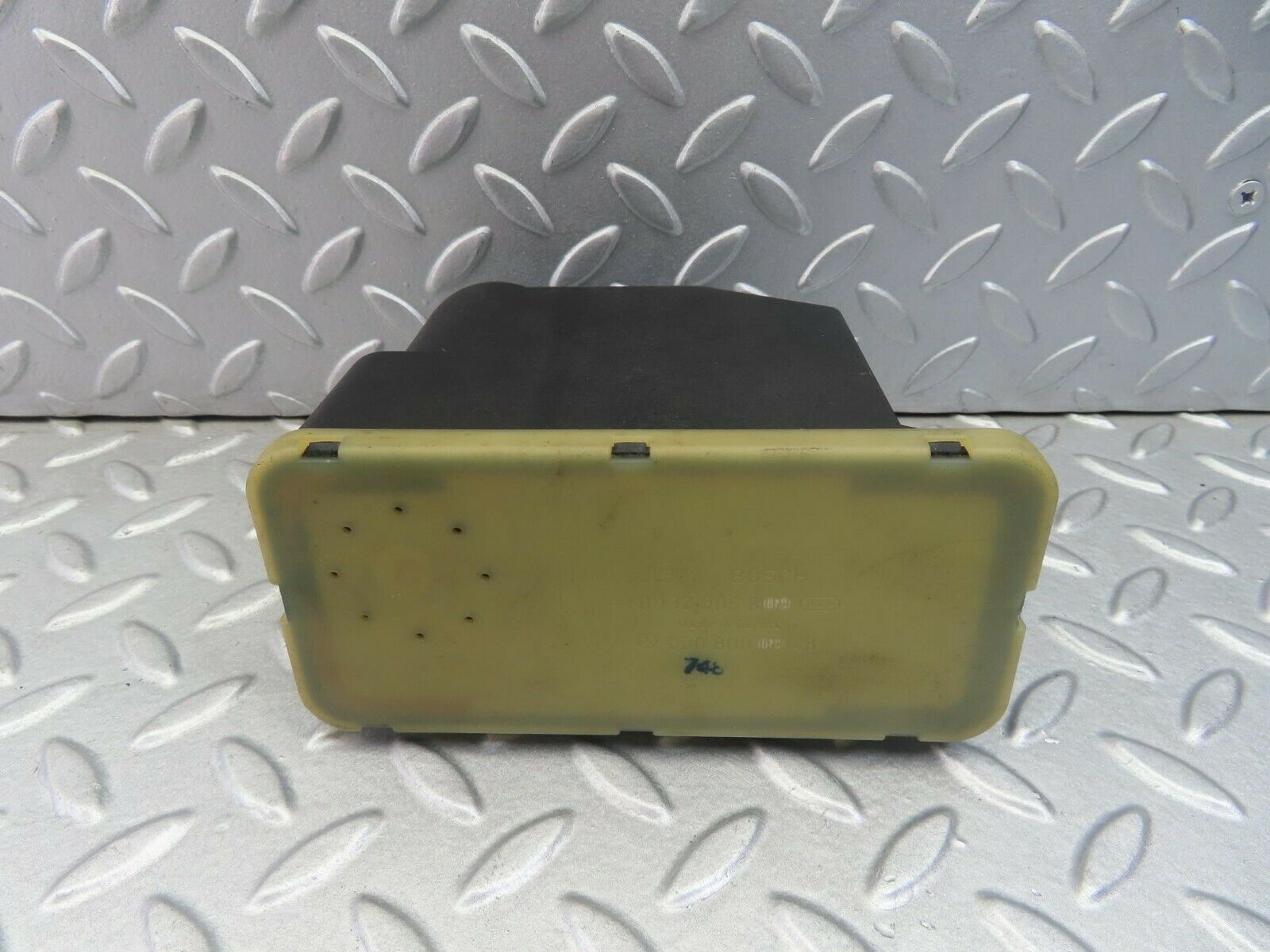 8317 Mercedes-Benz W201 Central Locking Pump 0008000948