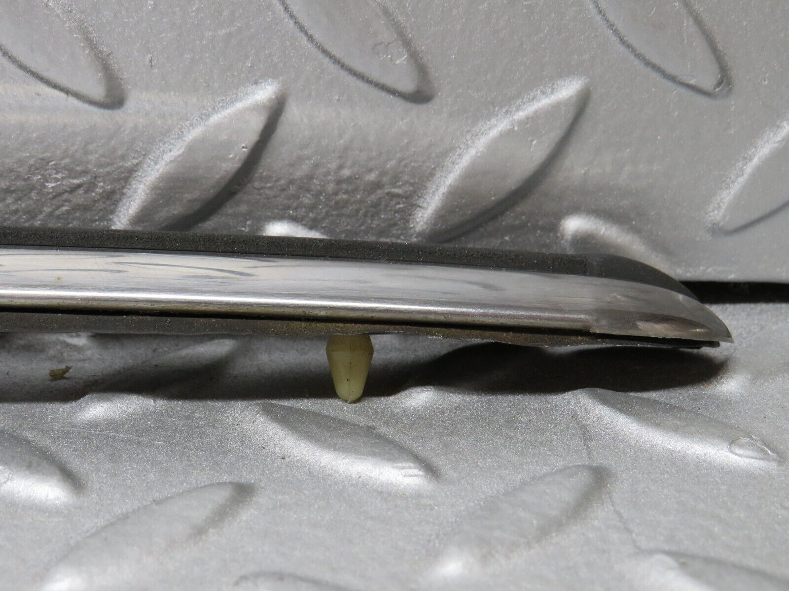 37440 Mercedes-Benz W109 300SEL Front Left Fender Wing Centre Moulding Trim