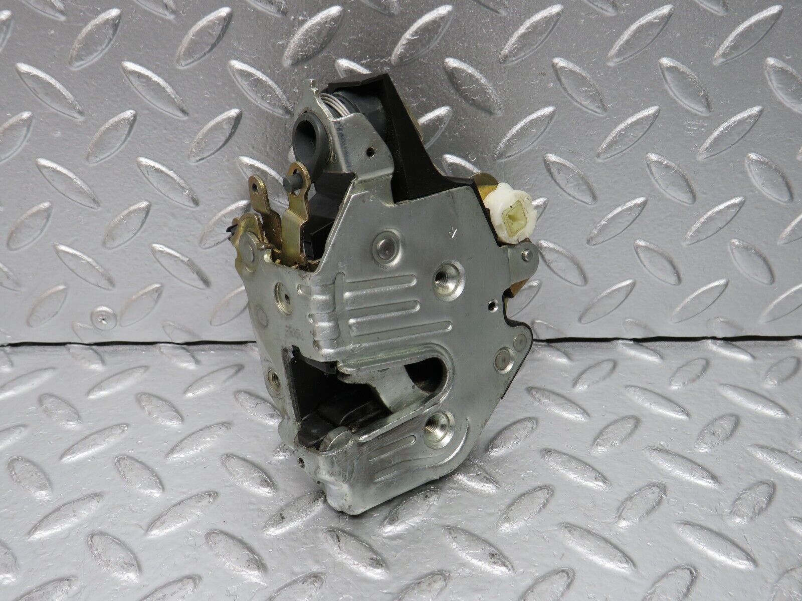 31391 Mercedes-Benz S124 220TE Wagon Front Right Door Lock Mechanism