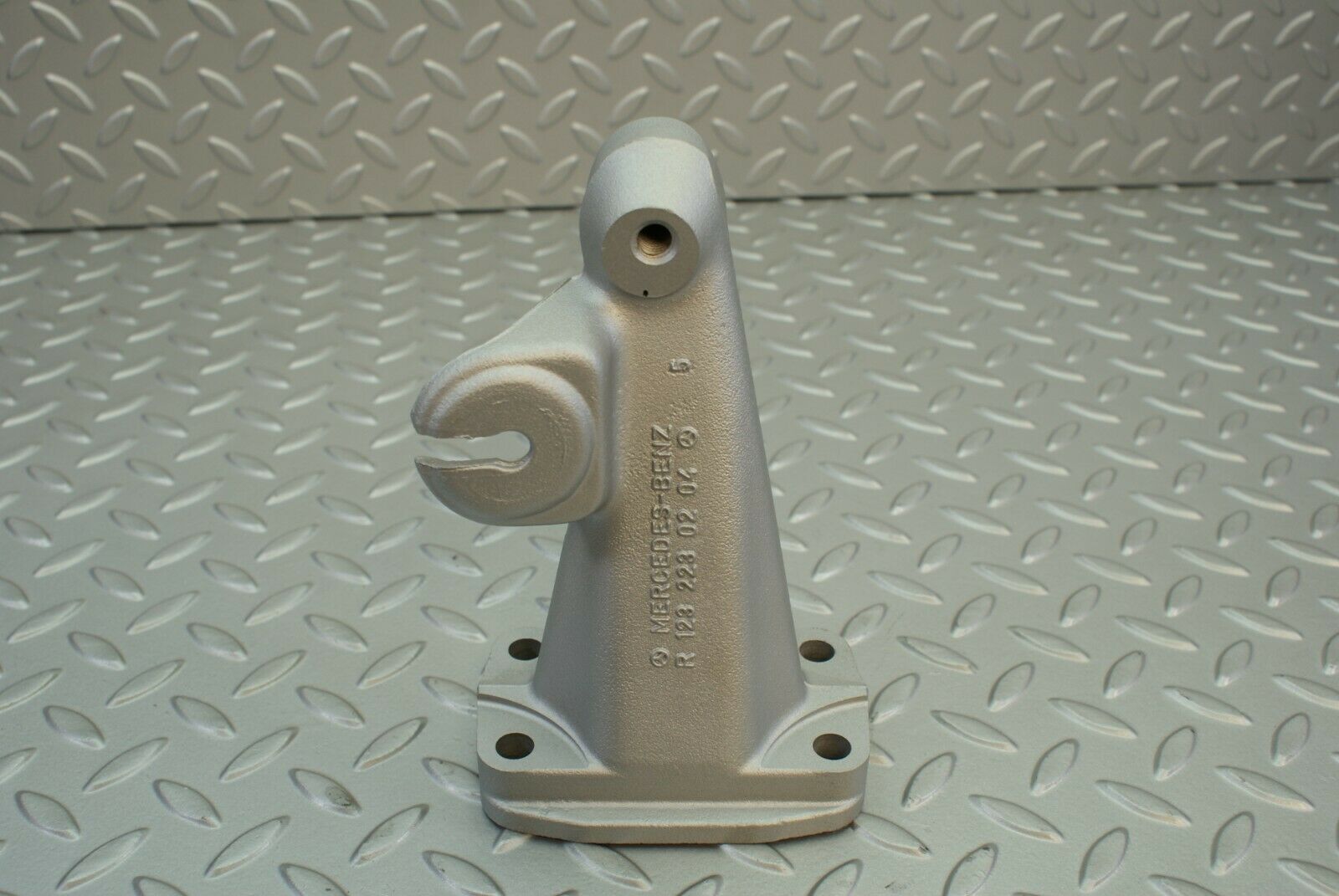 2864 Mercedes-Benz C123 280CE Coupe Engine Mount Bracket Left Side 1232230204