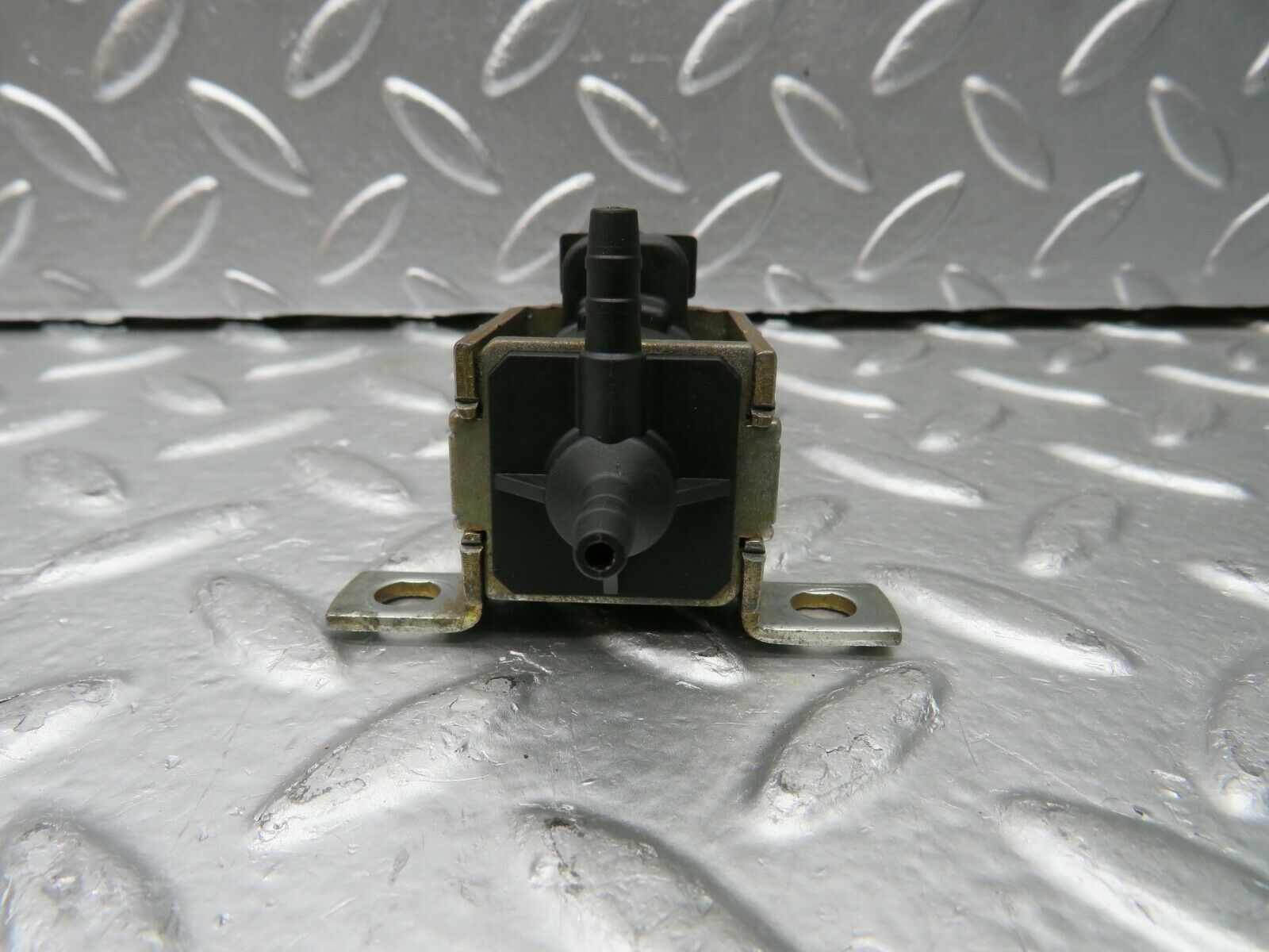 22579 Mercedes-Benz C124 E220 Coupe Vacuum Solenoid Binder 0015408697