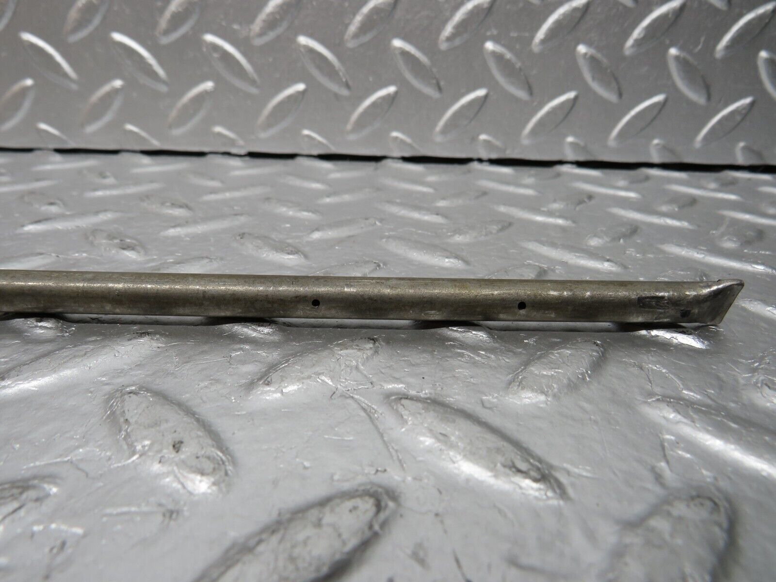 31076 Mercedes-Benz W123 200D Camshaft Oil Tube