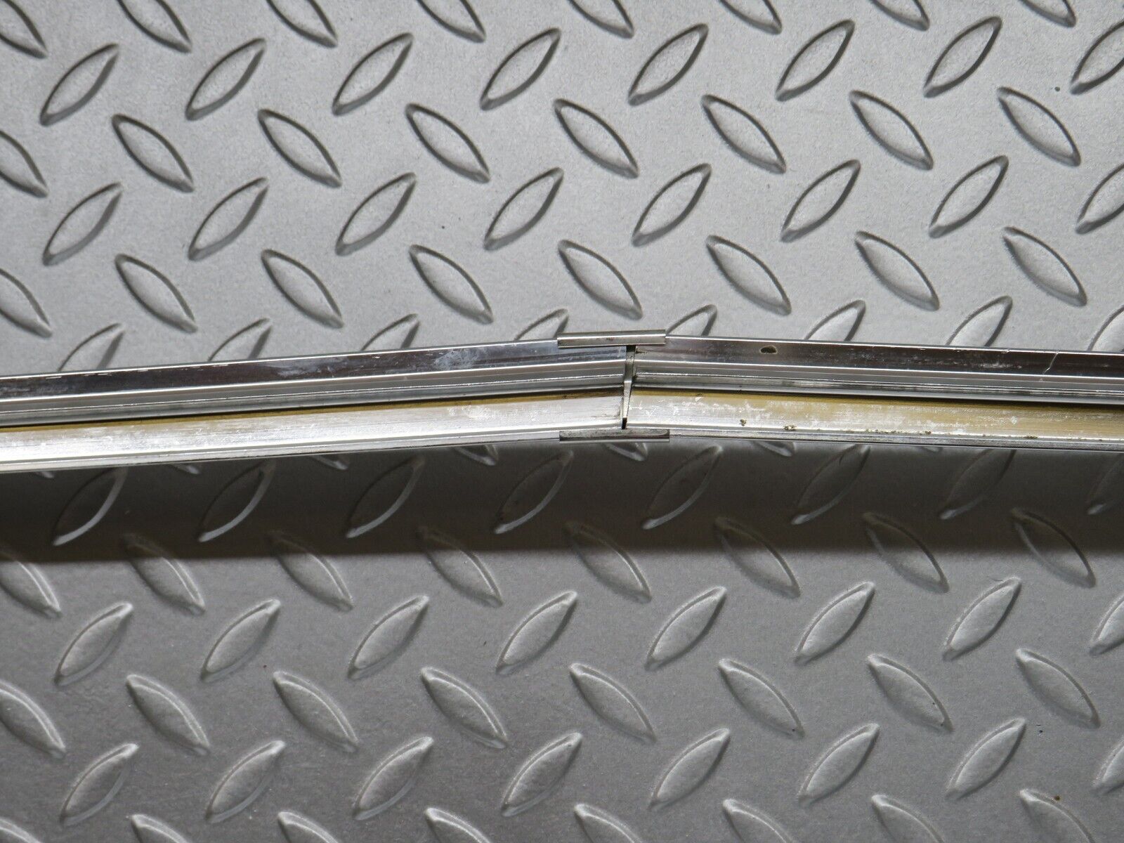 0646 Mercedes-Benz W123 230E Rear Windscreen Chrome Frame