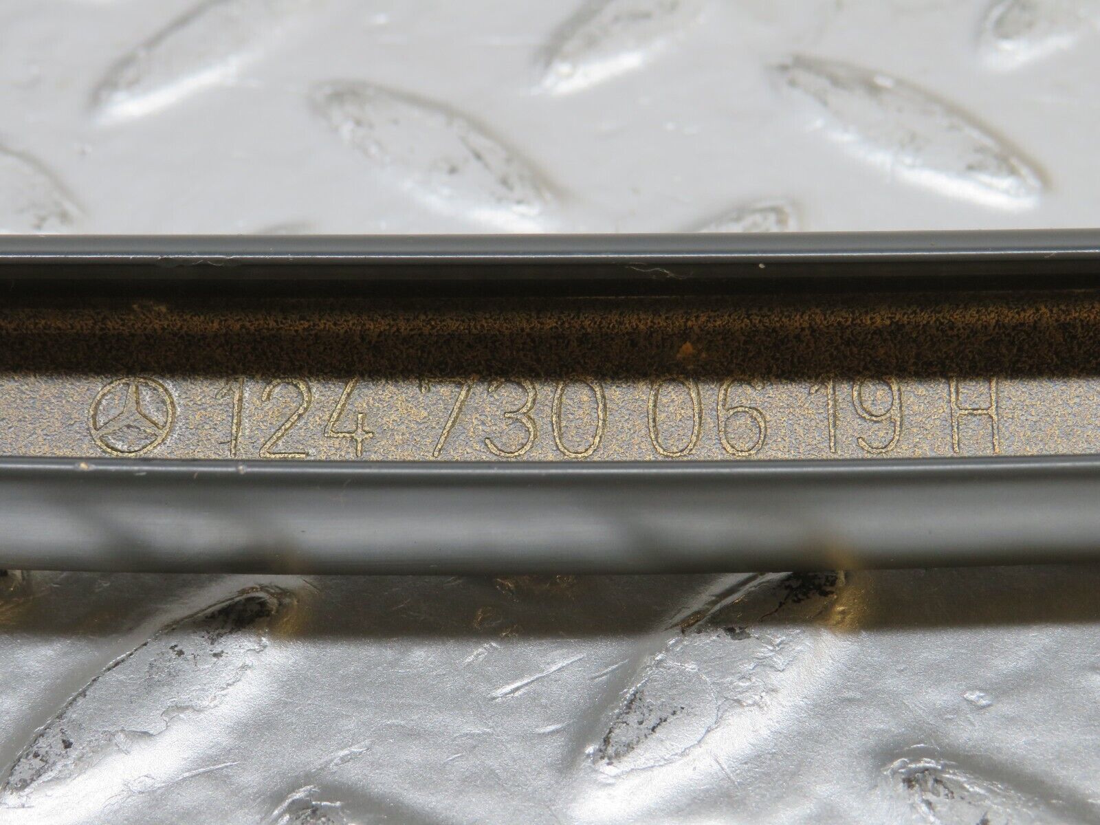 32314 Mercedes-Benz S124 300TE Wagon Rear Right Door Window Channel