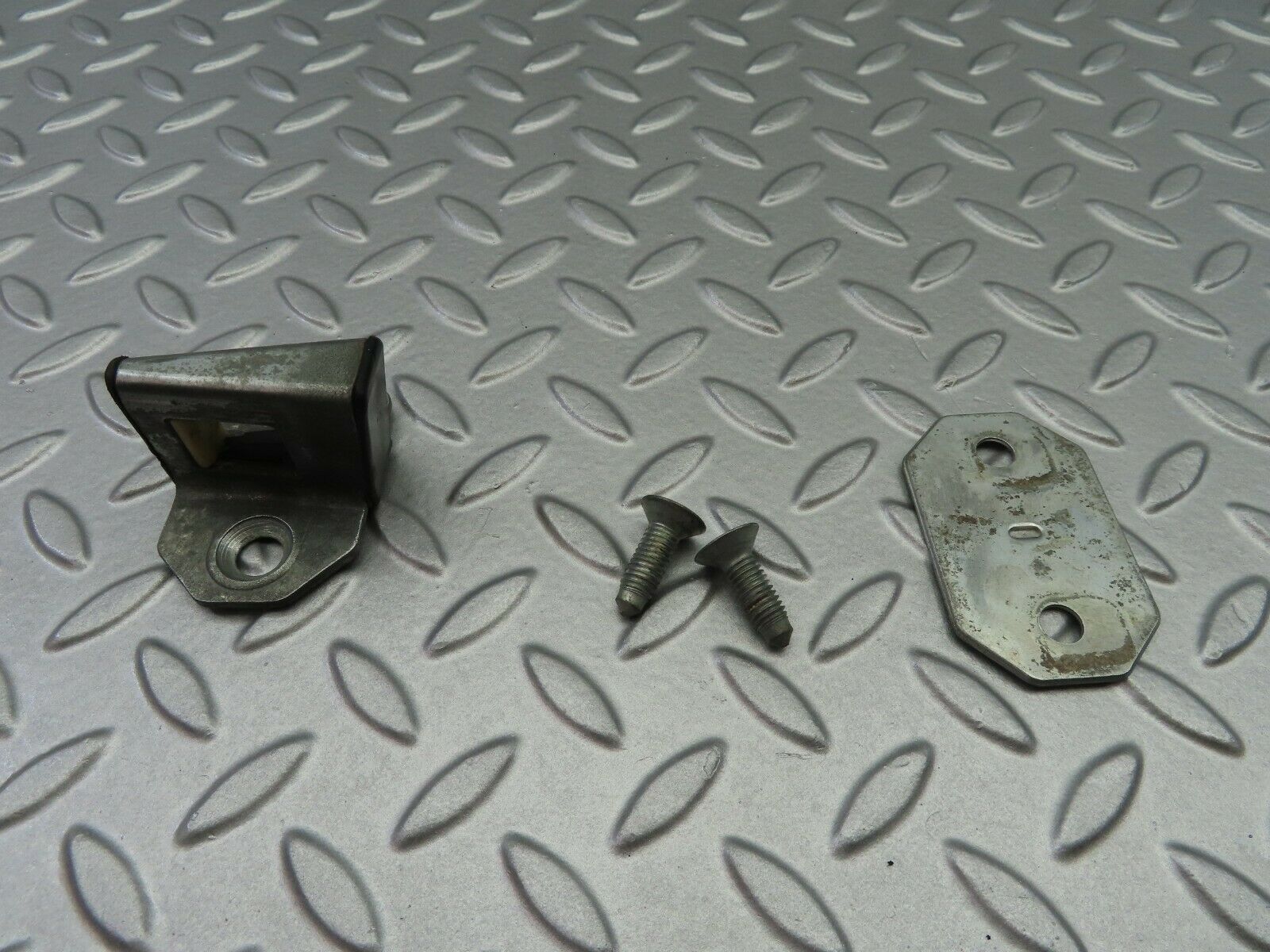 6757 Mercedes-Benz S124 E220 Wagon Door Lock Latch