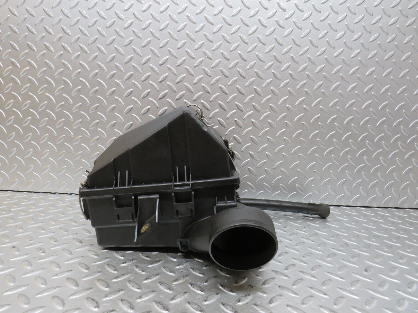 27780 Mercedes-Benz S124 300TE Wagon Air Filter Housing 6060900001