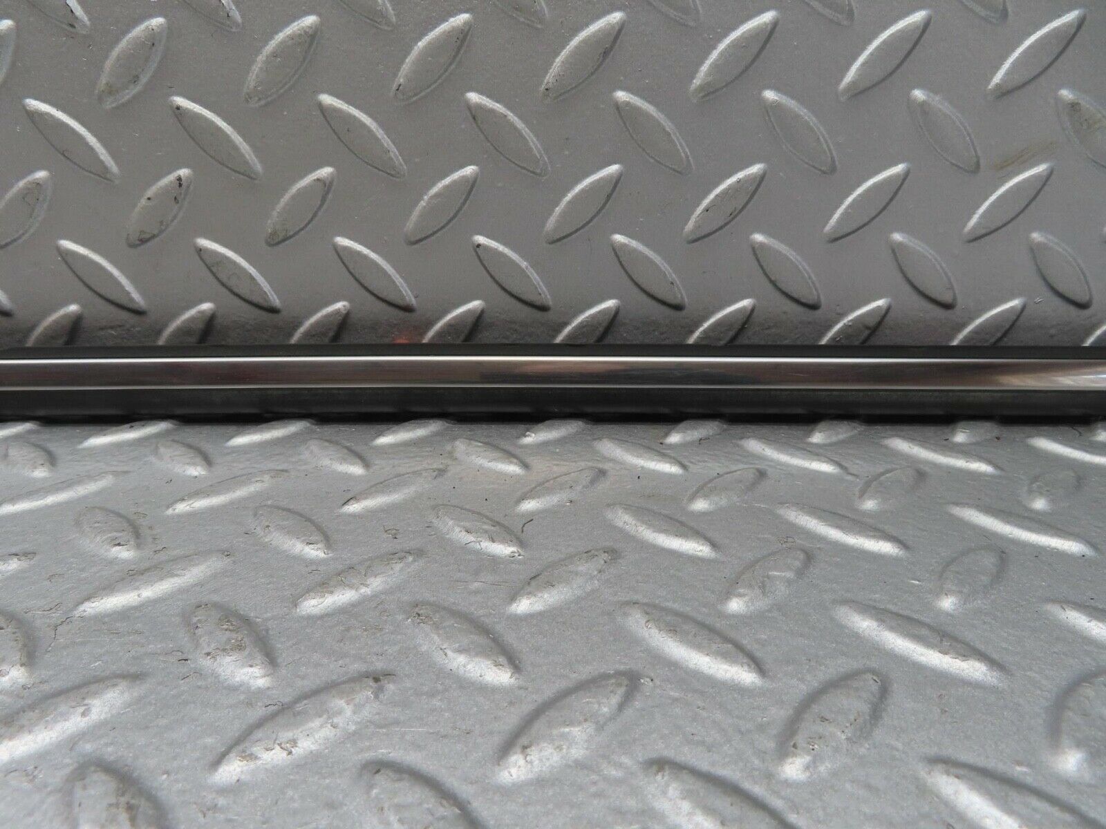 13448 Mercedes-Benz W123 200 Front Left Door Centre Moulding Trim