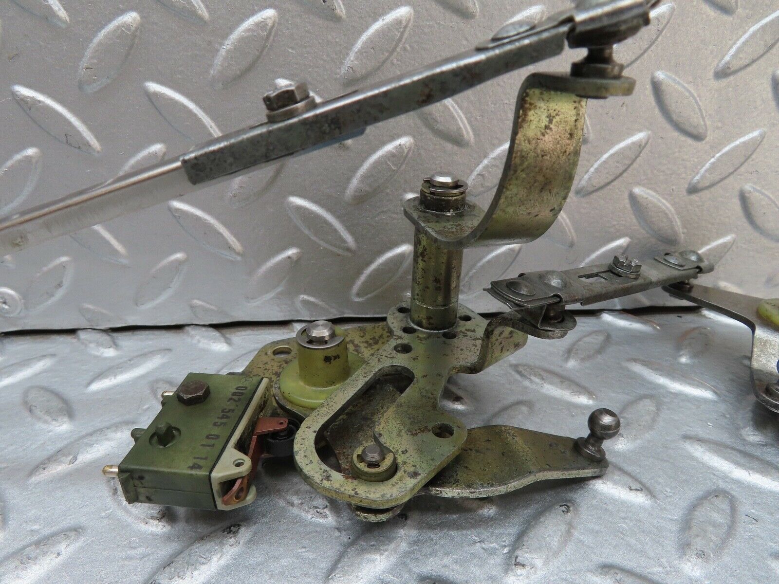 16911 Mercedes-Benz C123 280CE Coupe Throttle Linkage 0025450114