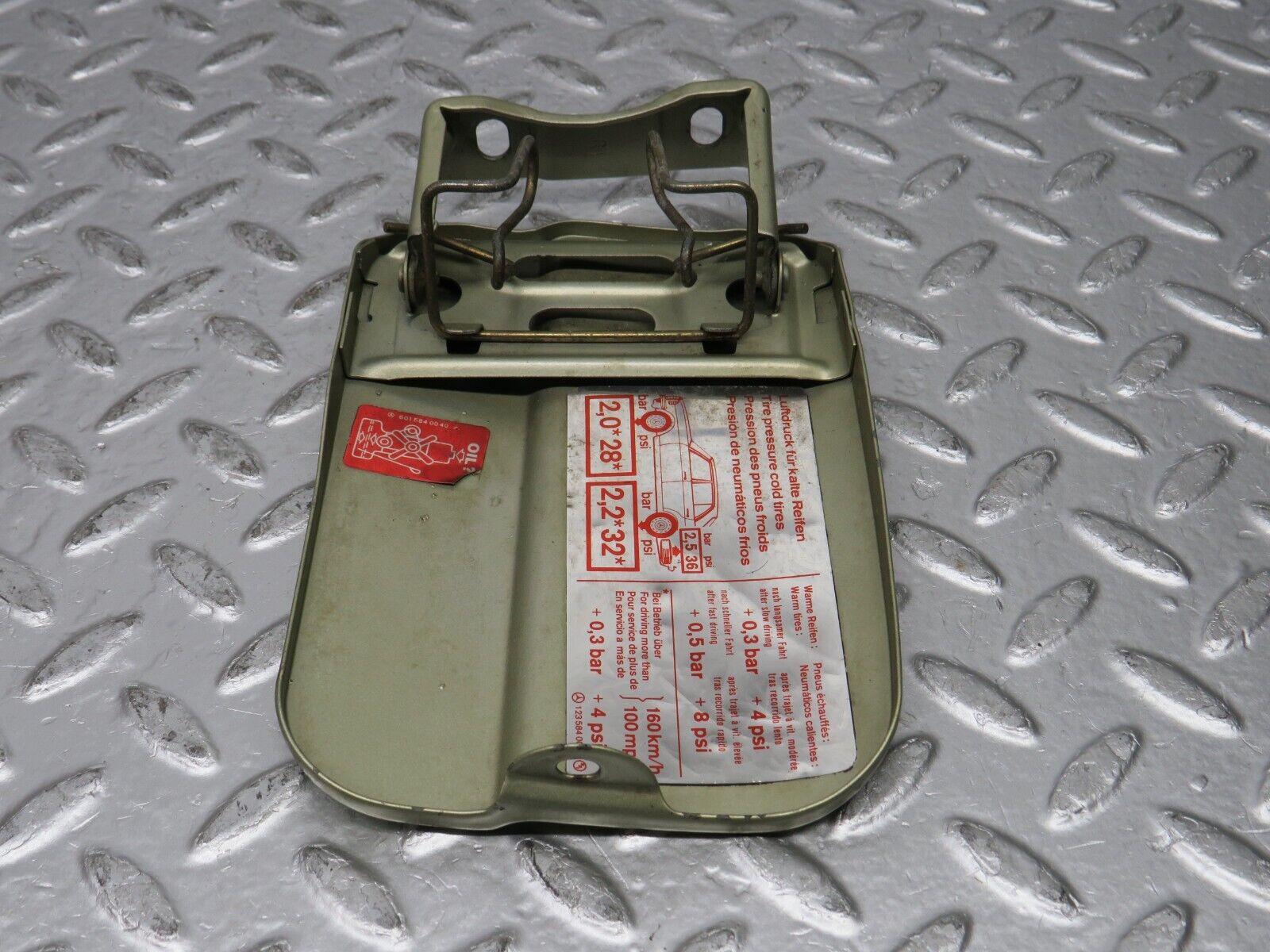 0565 Mercedes-Benz W123 230E Fuel Tank Flap Cap 1235840039