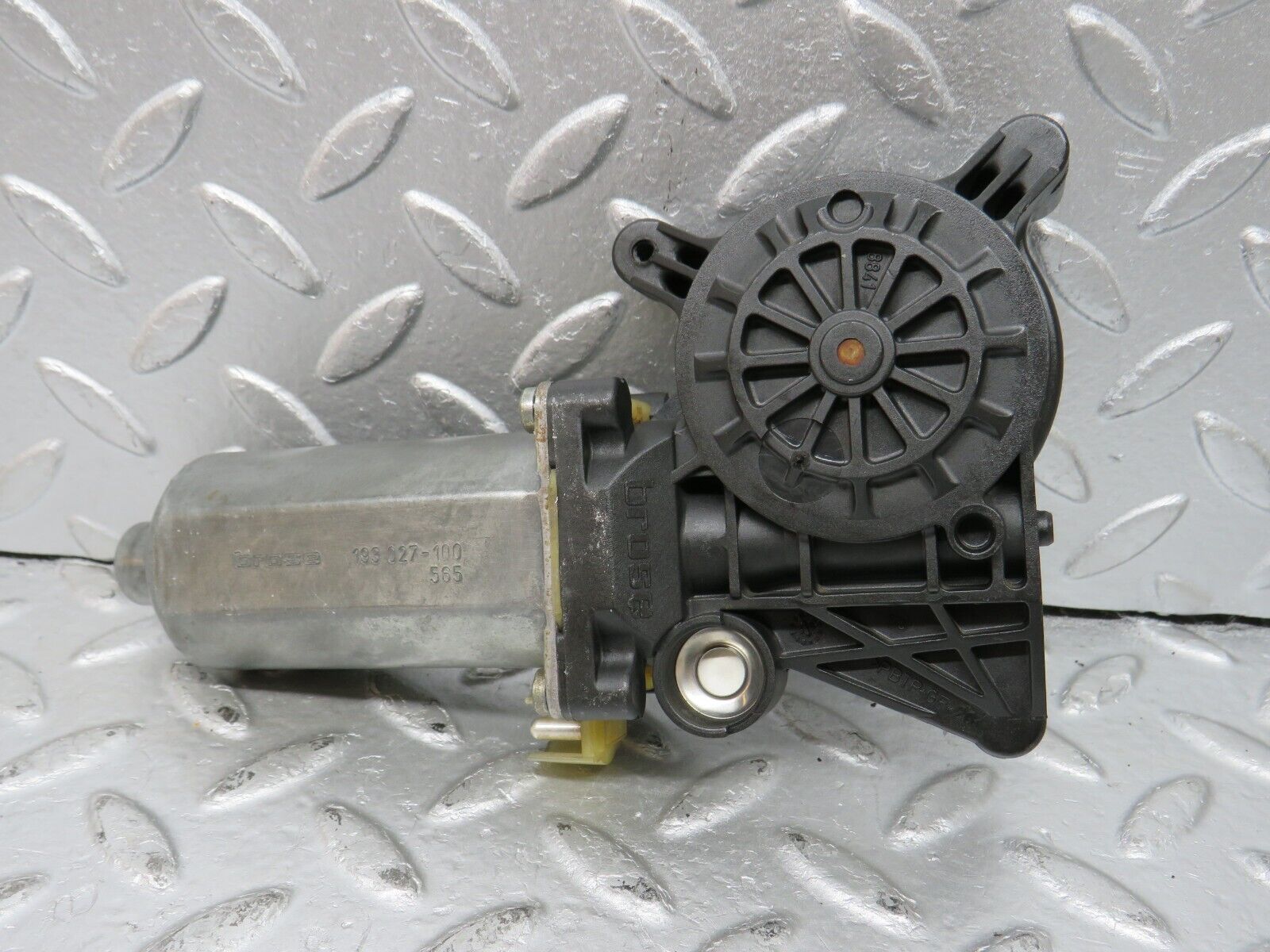 33413 Mercedes-Benz W202 C180 Window Regulator Motor Front Left 0130821638