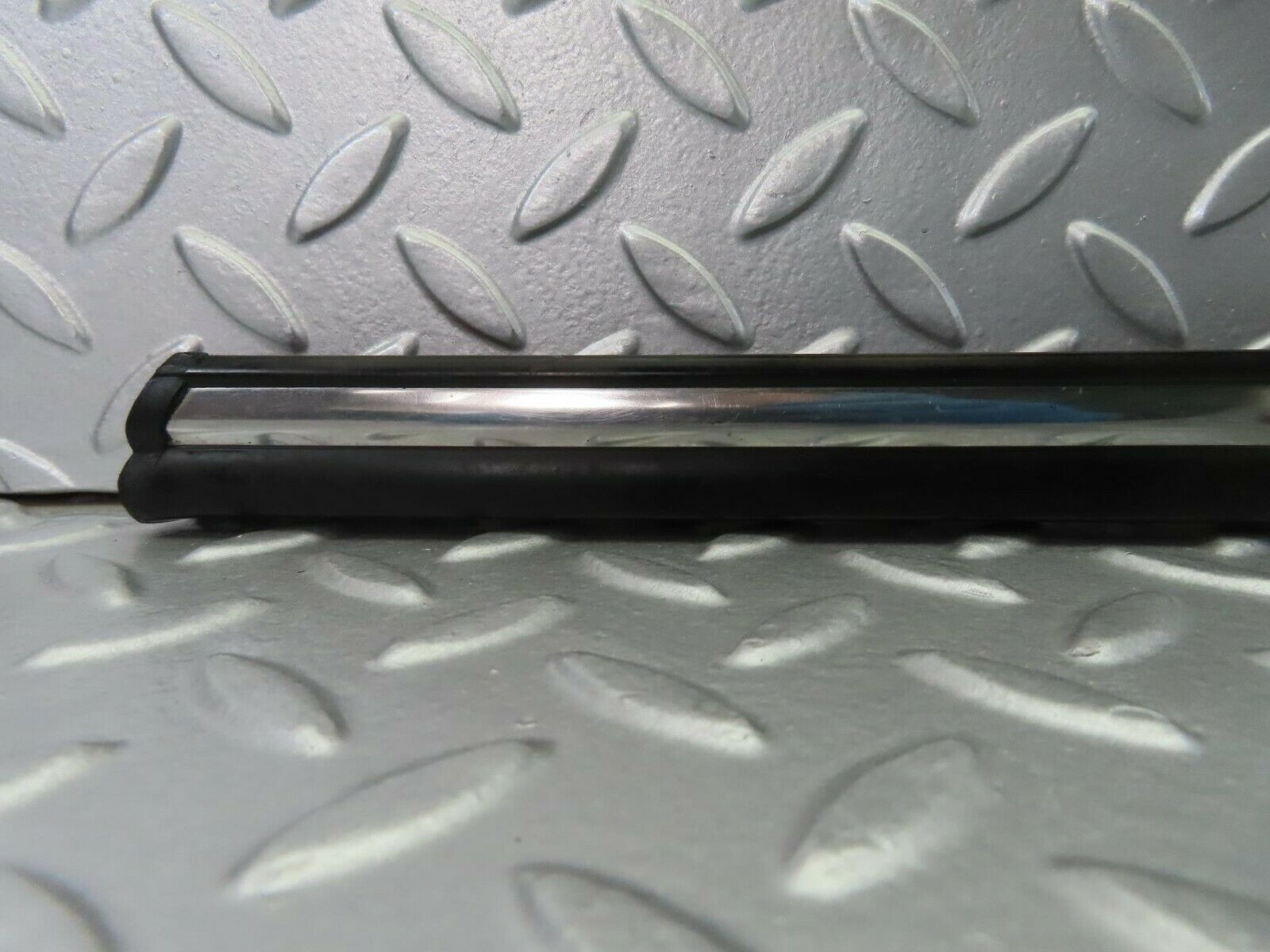 10238 Mercedes-Benz W116 Front Right Door Centre Moulding Trim