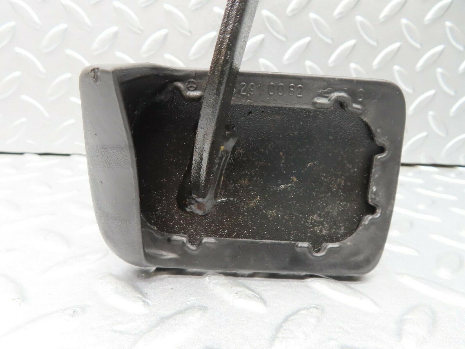 16362 Mercedes-Benz W124 260E Brake Pedal With Rubber 1232910082
