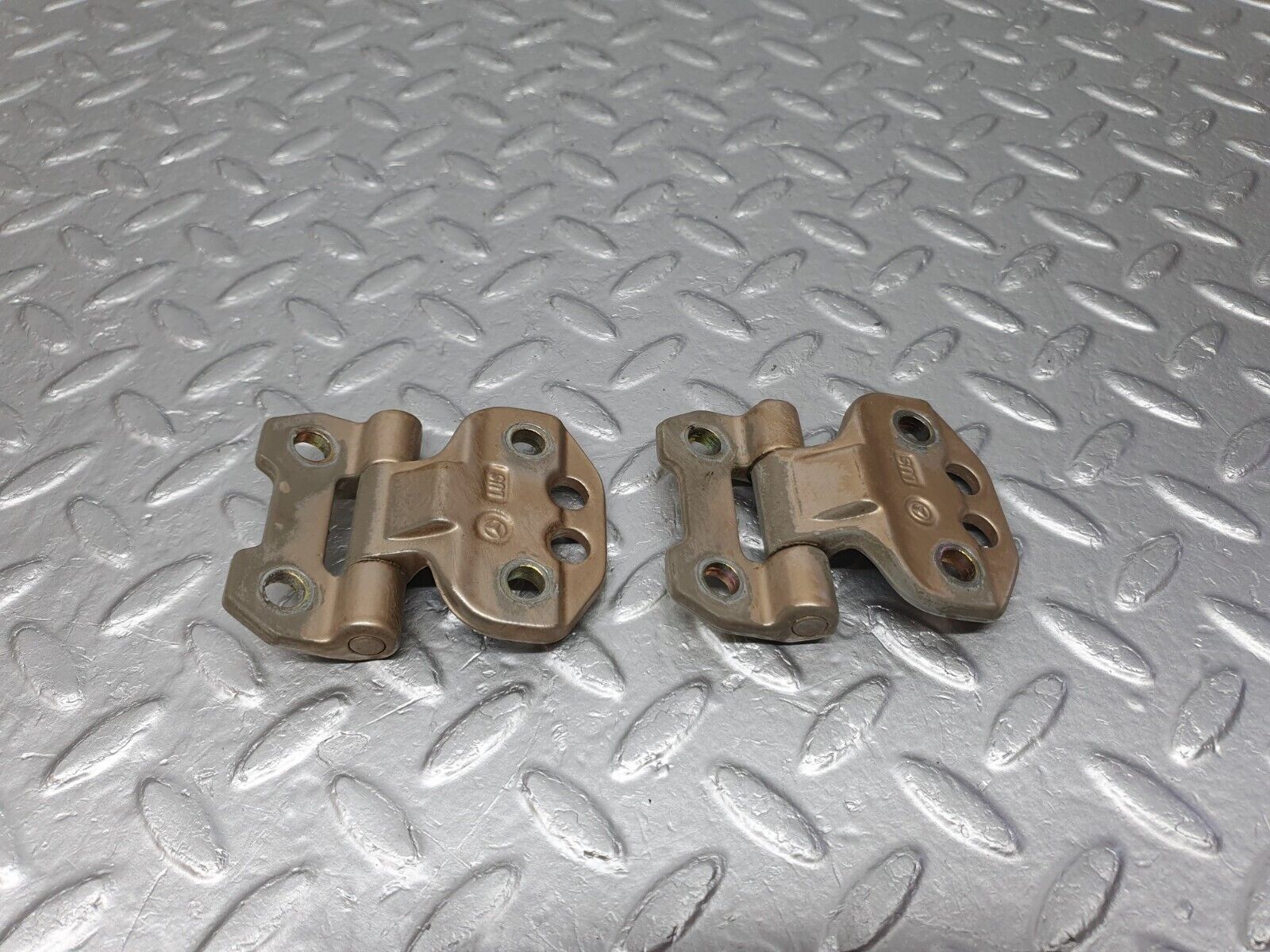 41531 Mercedes-Benz W124 200E Door Hinge Left Side