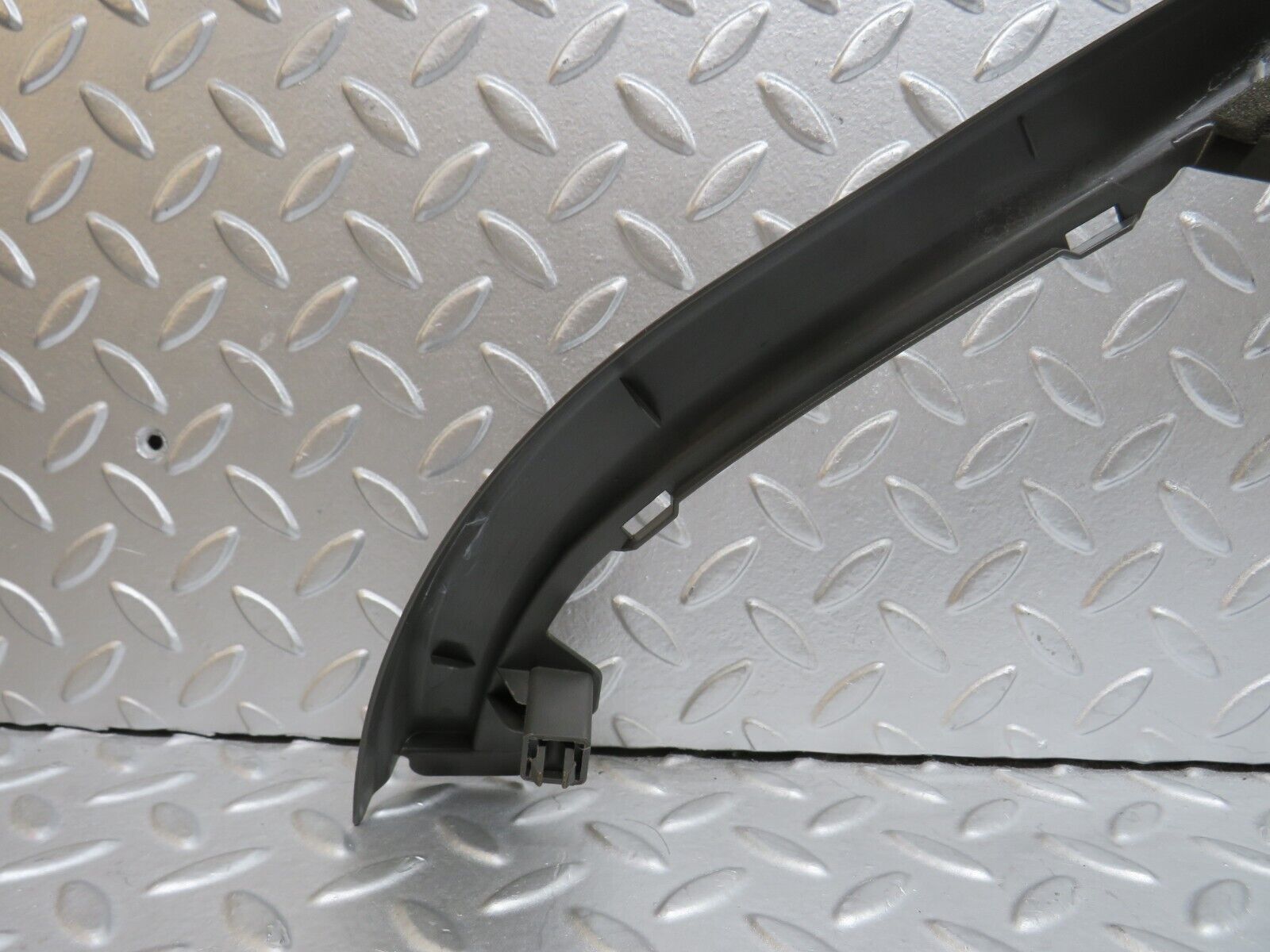 35286 Mercedes-Benz W221 Front Left Door Window Frame Trim 2217250171