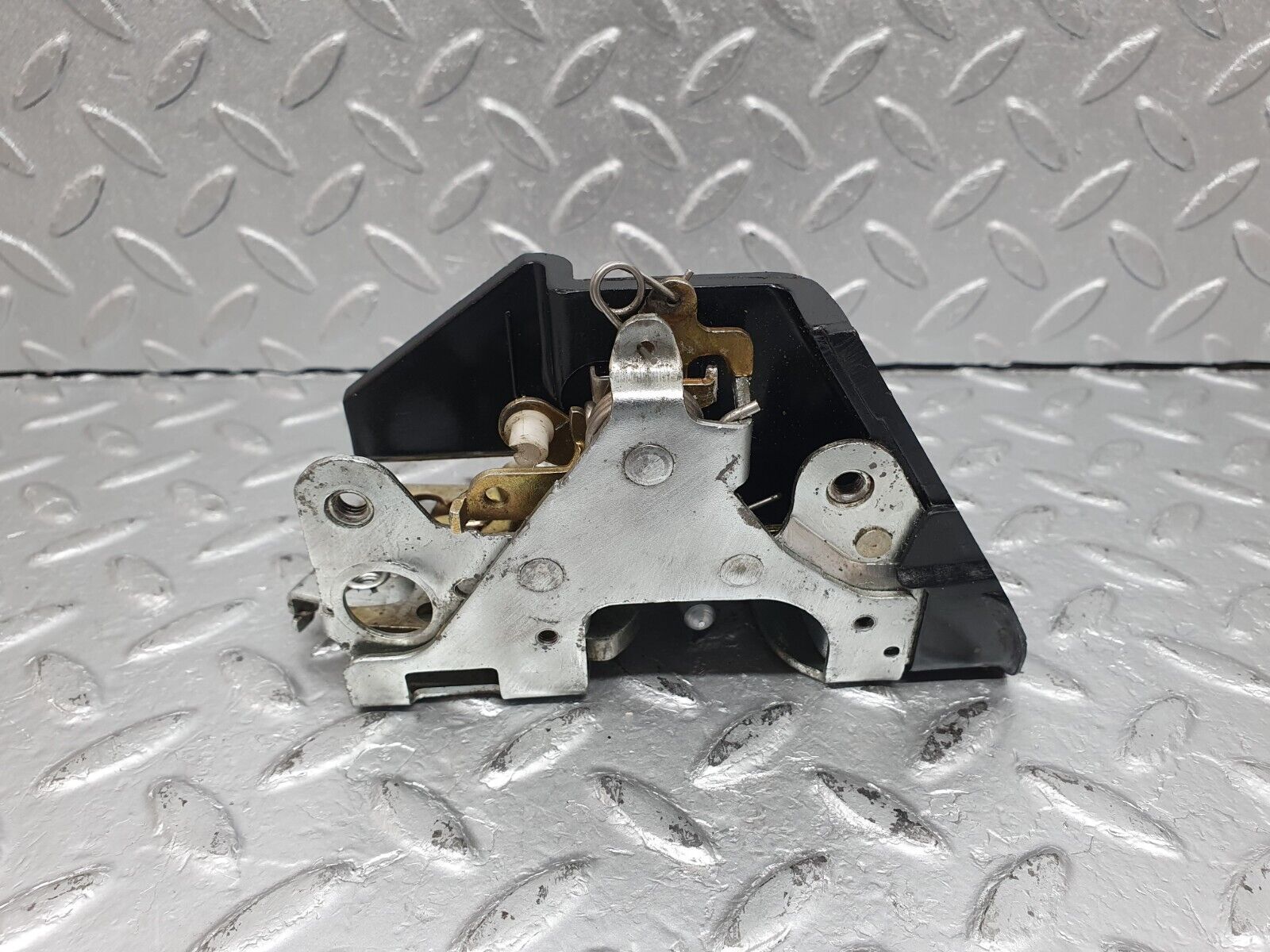 41105 Mercedes-Benz W126 300SE Rear Right Door Lock Mechanism 1237330208