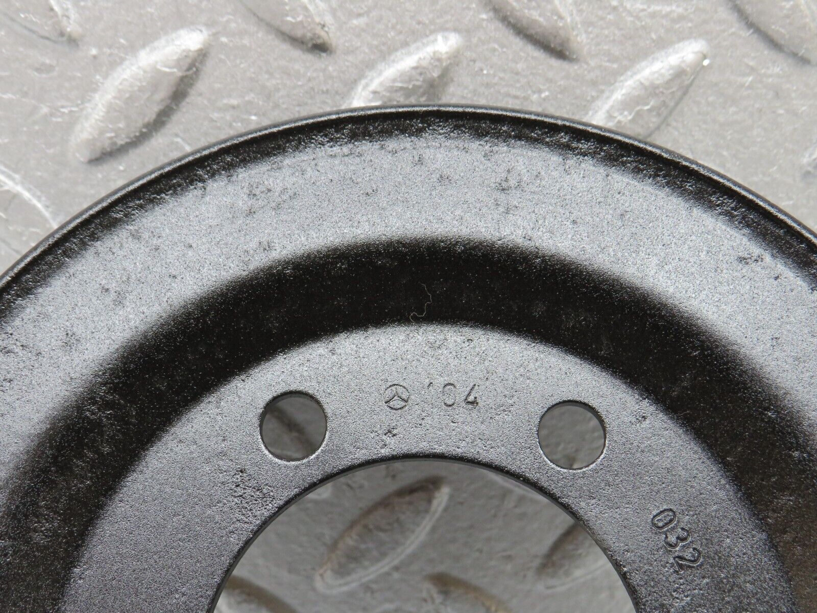 38102 Mercedes-Benz A124 320E Cabriolet Crankshaft Pulley 1040320004