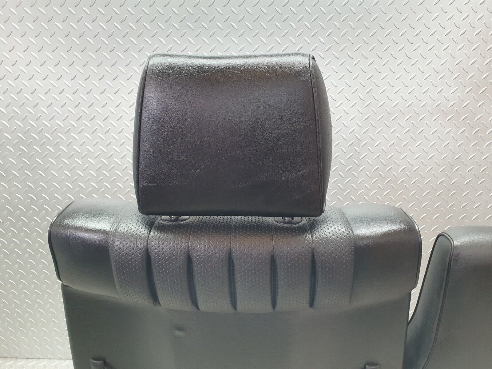 40807 Mercedes-Benz W123 300D Front Left Seat Leather Black