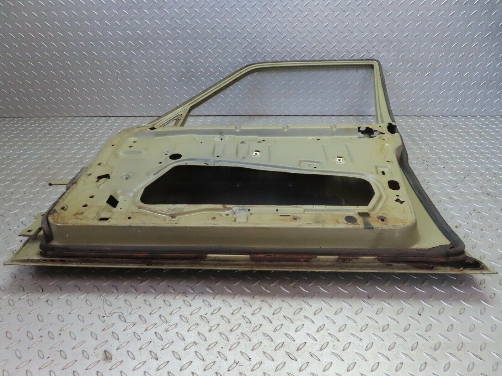 13639 Mercedes-Benz W123 200 Front Right Door