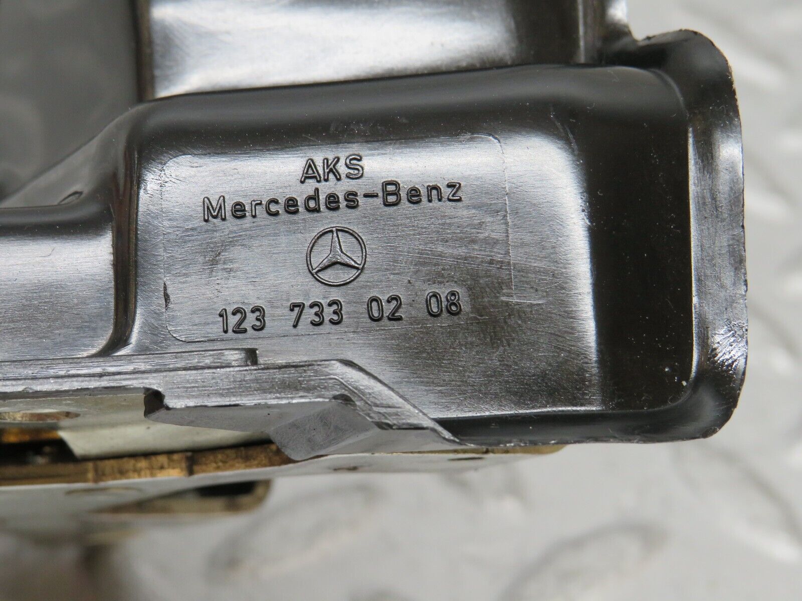 36043 Mercedes-Benz W126 420SE Rear Right Door Lock Mechanism 1237330208