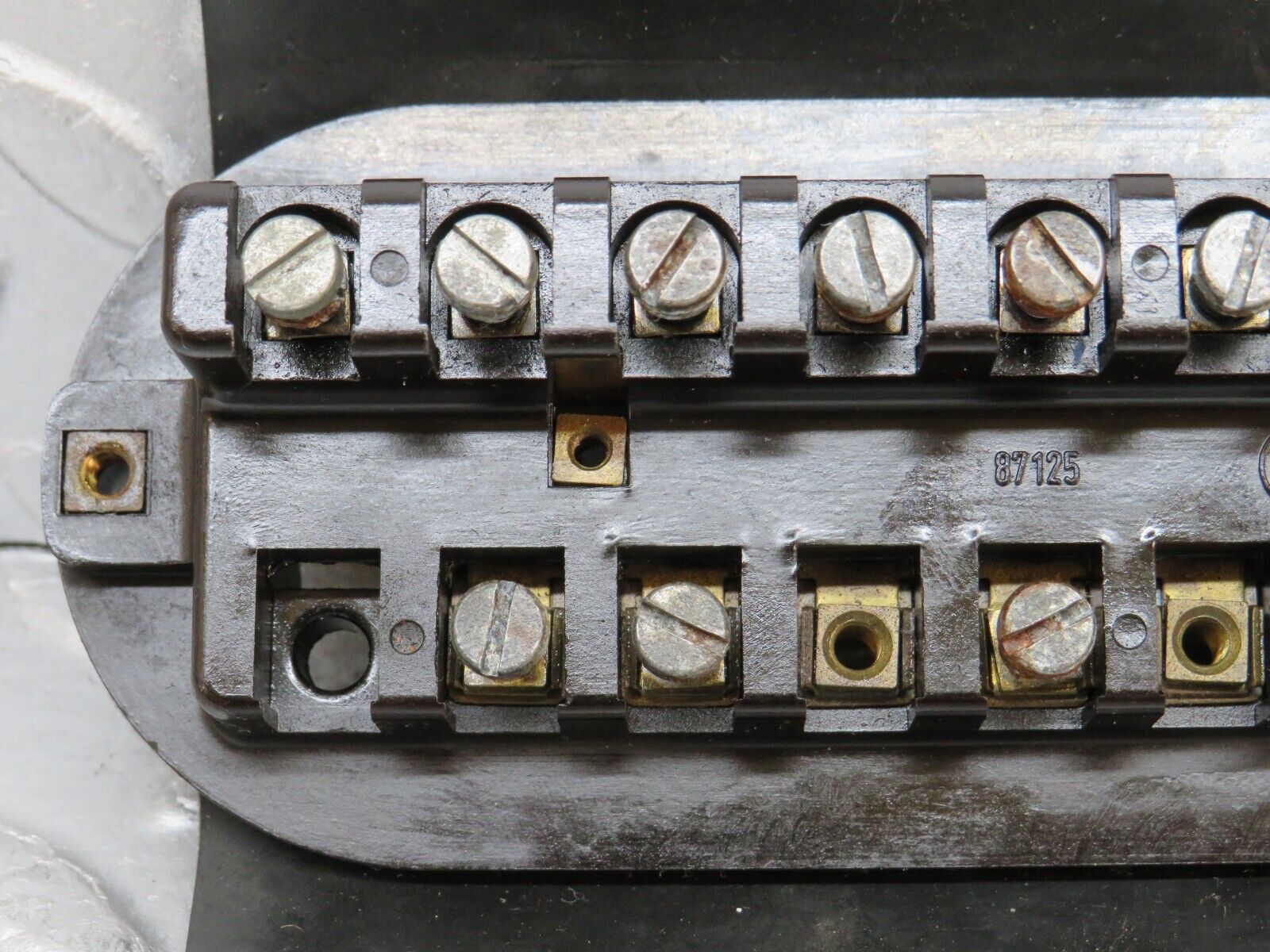 37449 Mercedes-Benz W109 300SEL Fuse Box 1085400150
