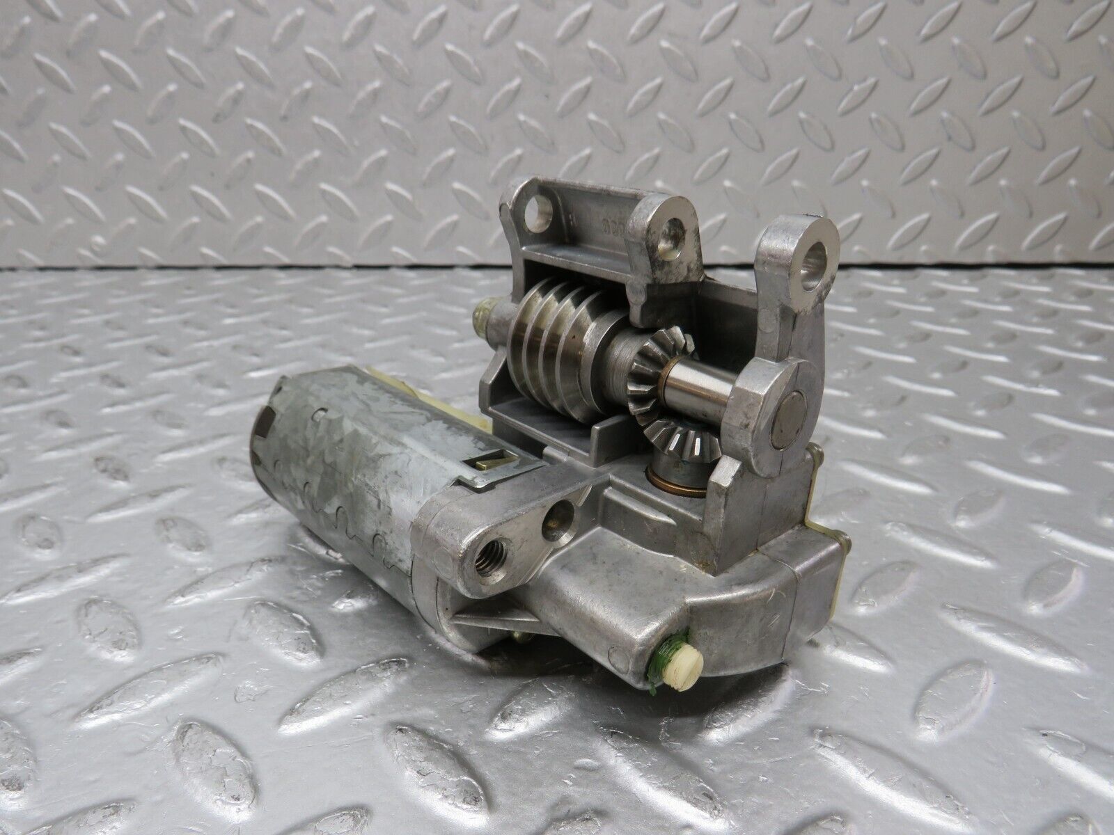 37989 Mercedes-Benz A124 320E Cabriolet Steering Column Adjustment Motor 1264600325