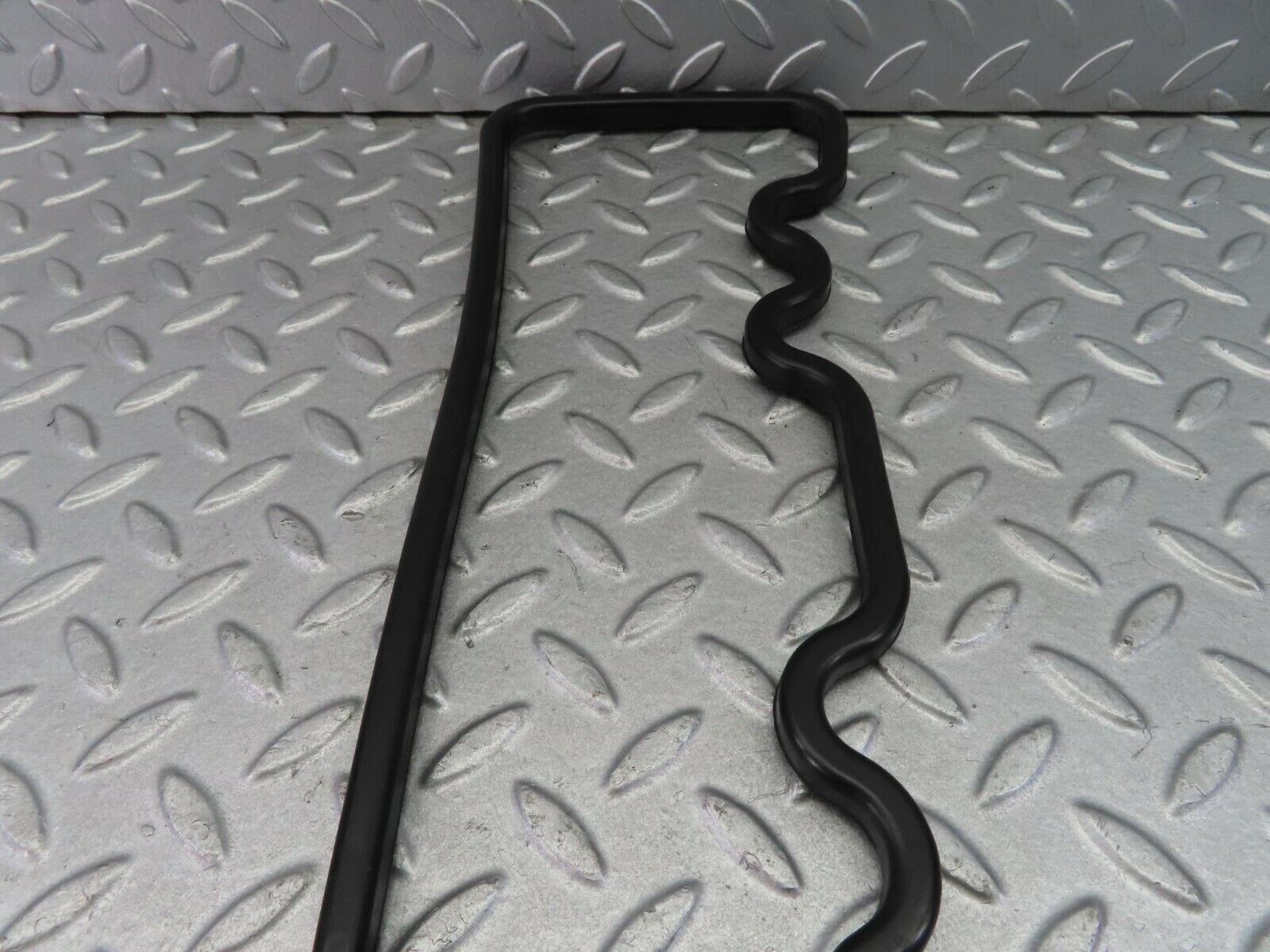 8104 Mercedes-Benz W108 Valve Cover Gasket Seal 1300160221