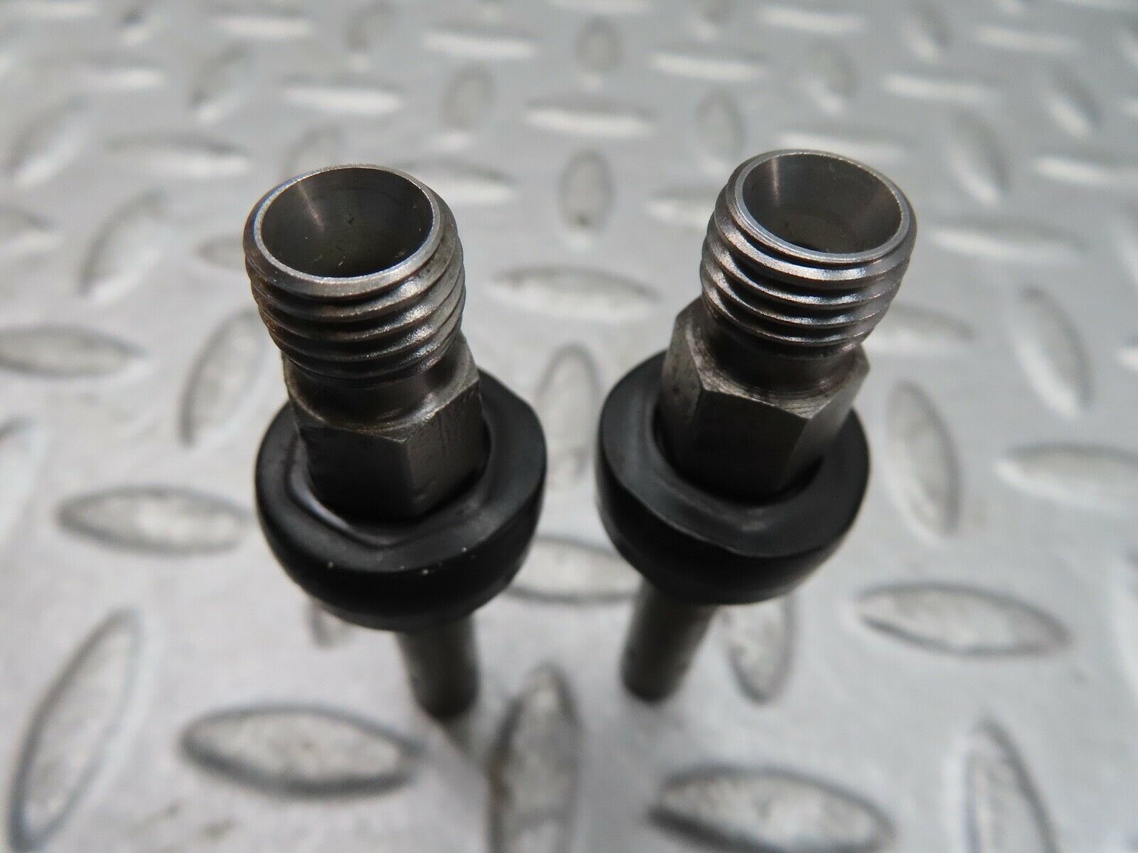 16950 Mercedes-Benz C123 280CE Coupe 2x Fuel Injectors Bosch 0437502010