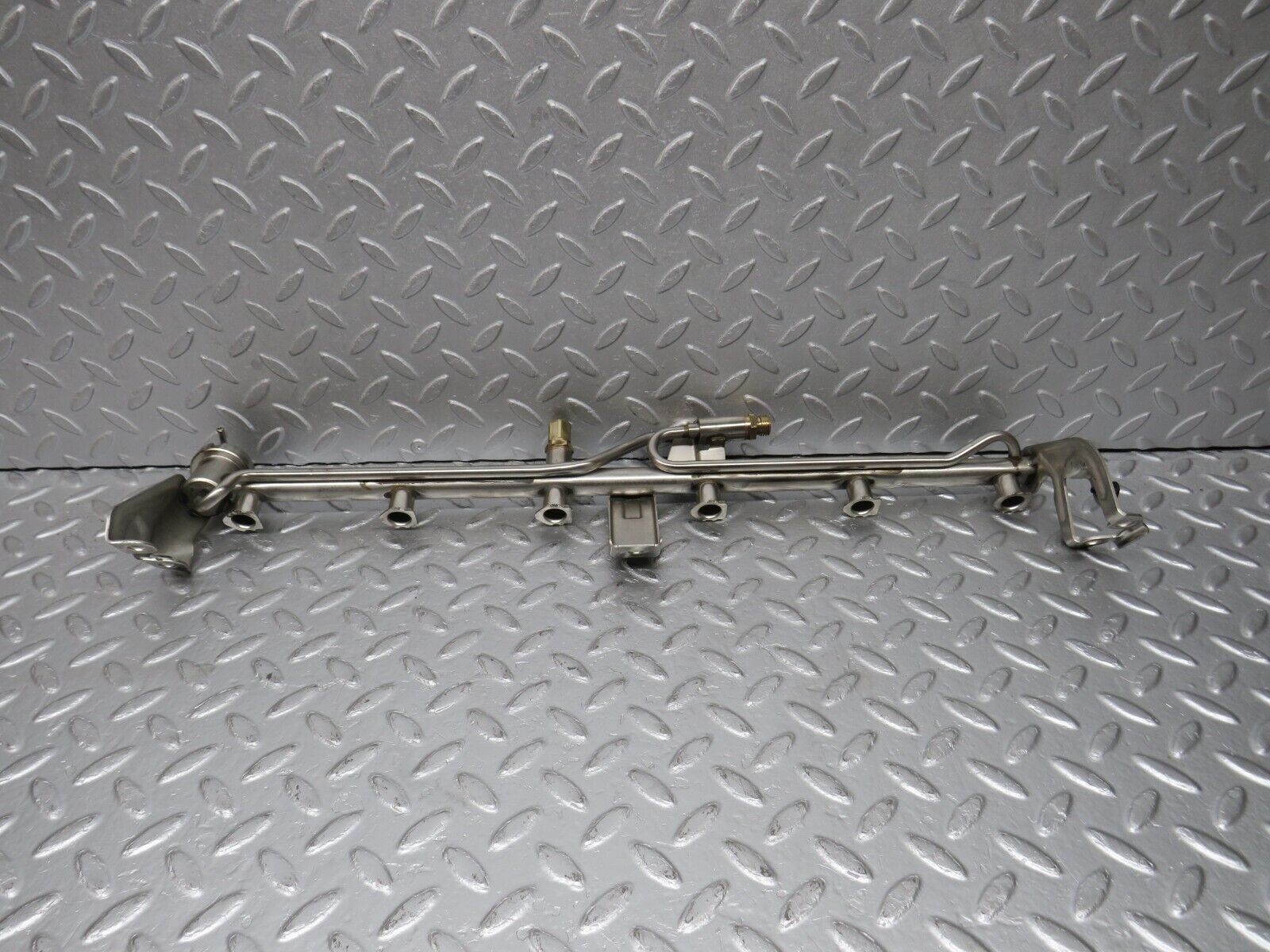 39441 Mercedes-Benz R129 320SL Coupe Fuel Injector Rail With Fuel Pressure Regulator 1040701395