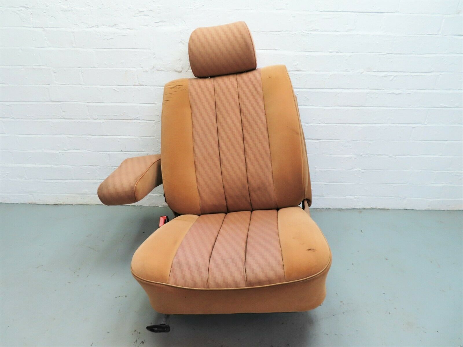 6320 Mercedes-Benz W126 380SE Front Left Seat Passenger Seat Palomino