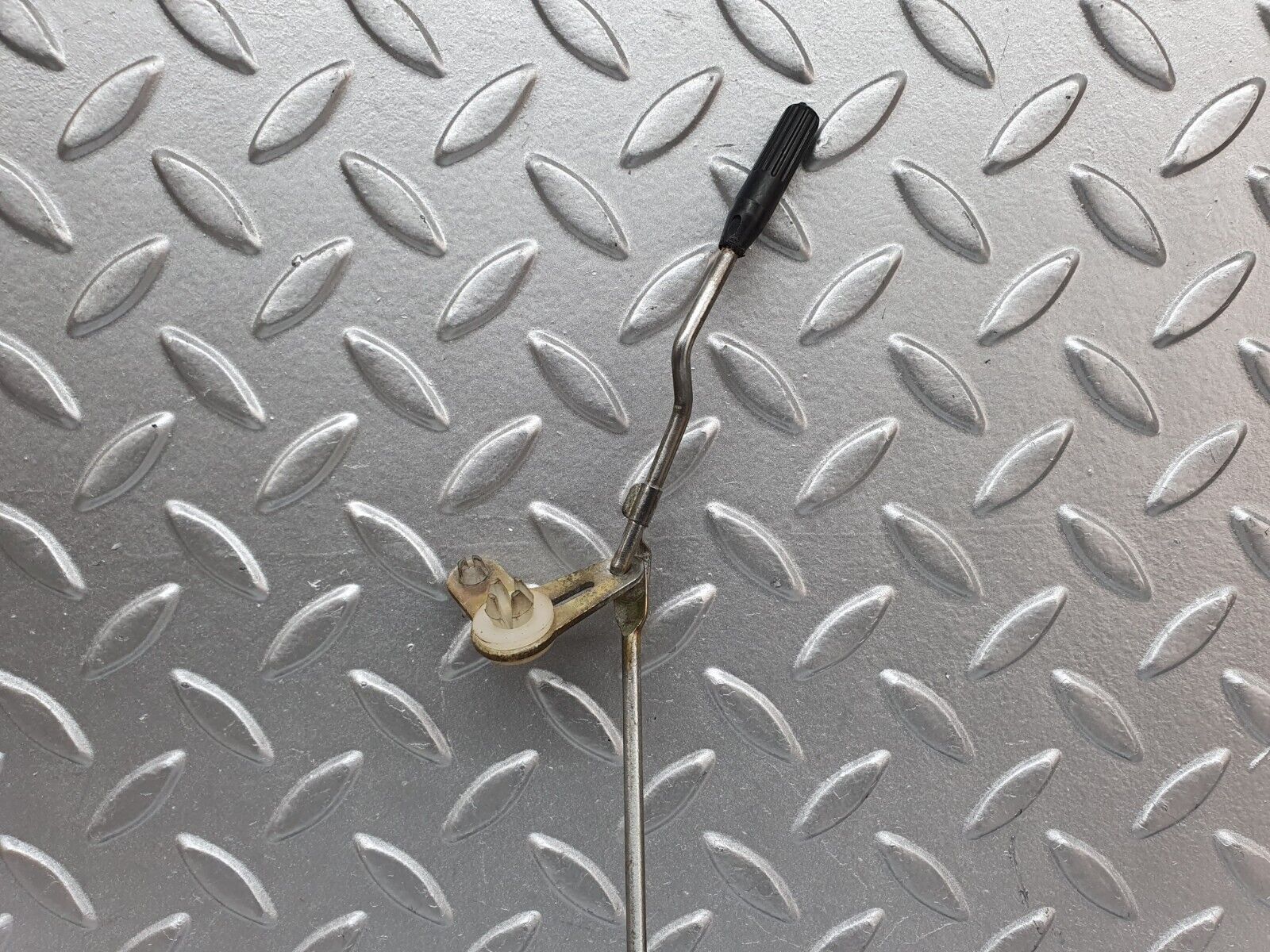 41079 Mercedes-Benz W126 300SE Rear Left Door Lock Vacuum Actuator & Knob