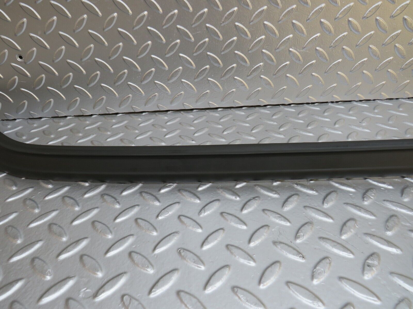 29242 Mercedes-Benz W124 230E Rear Windscreen Lower Rubber Seal