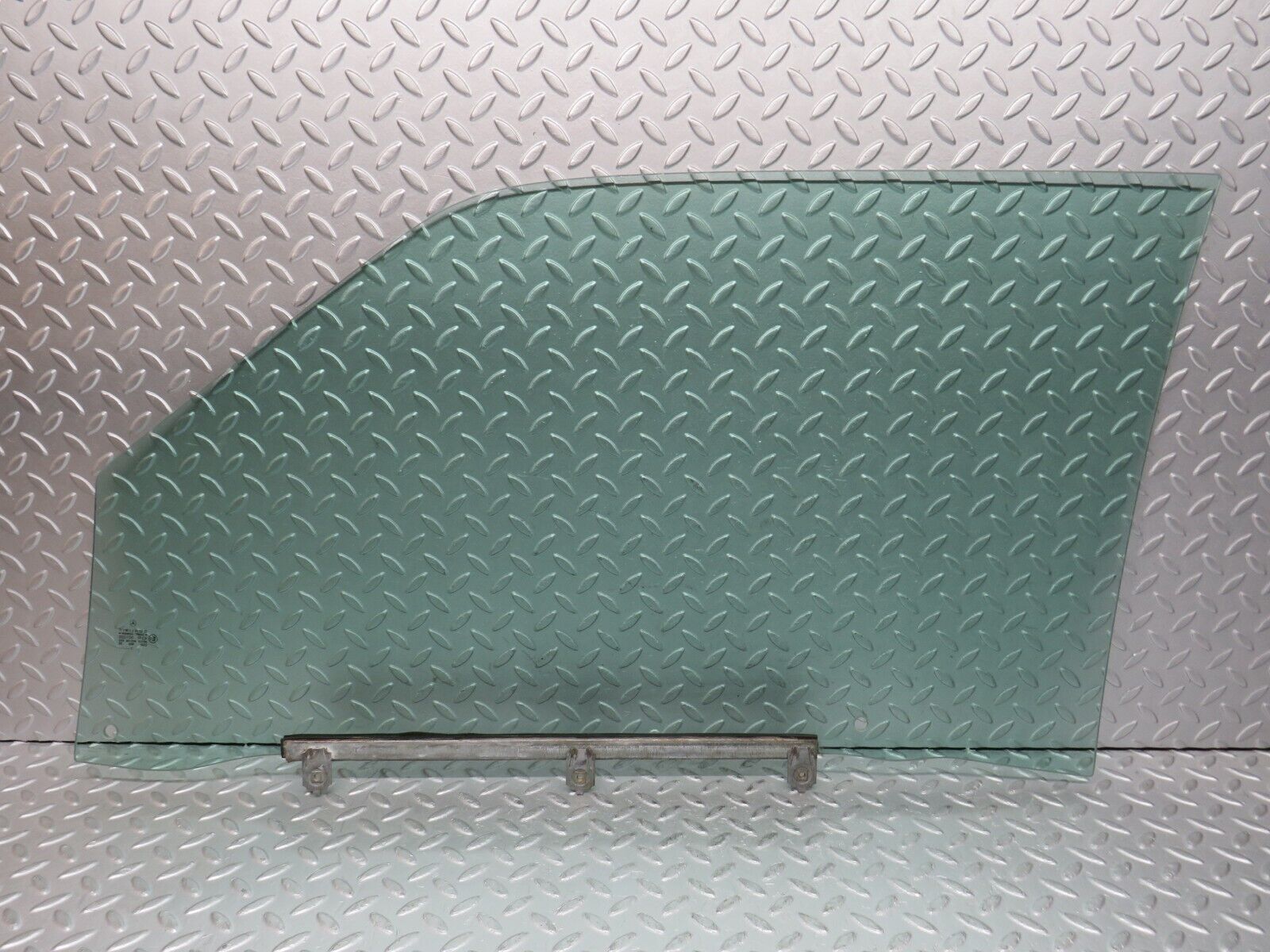 37874 Mercedes-Benz A124 320E Cabriolet Front Right Door Window Glass