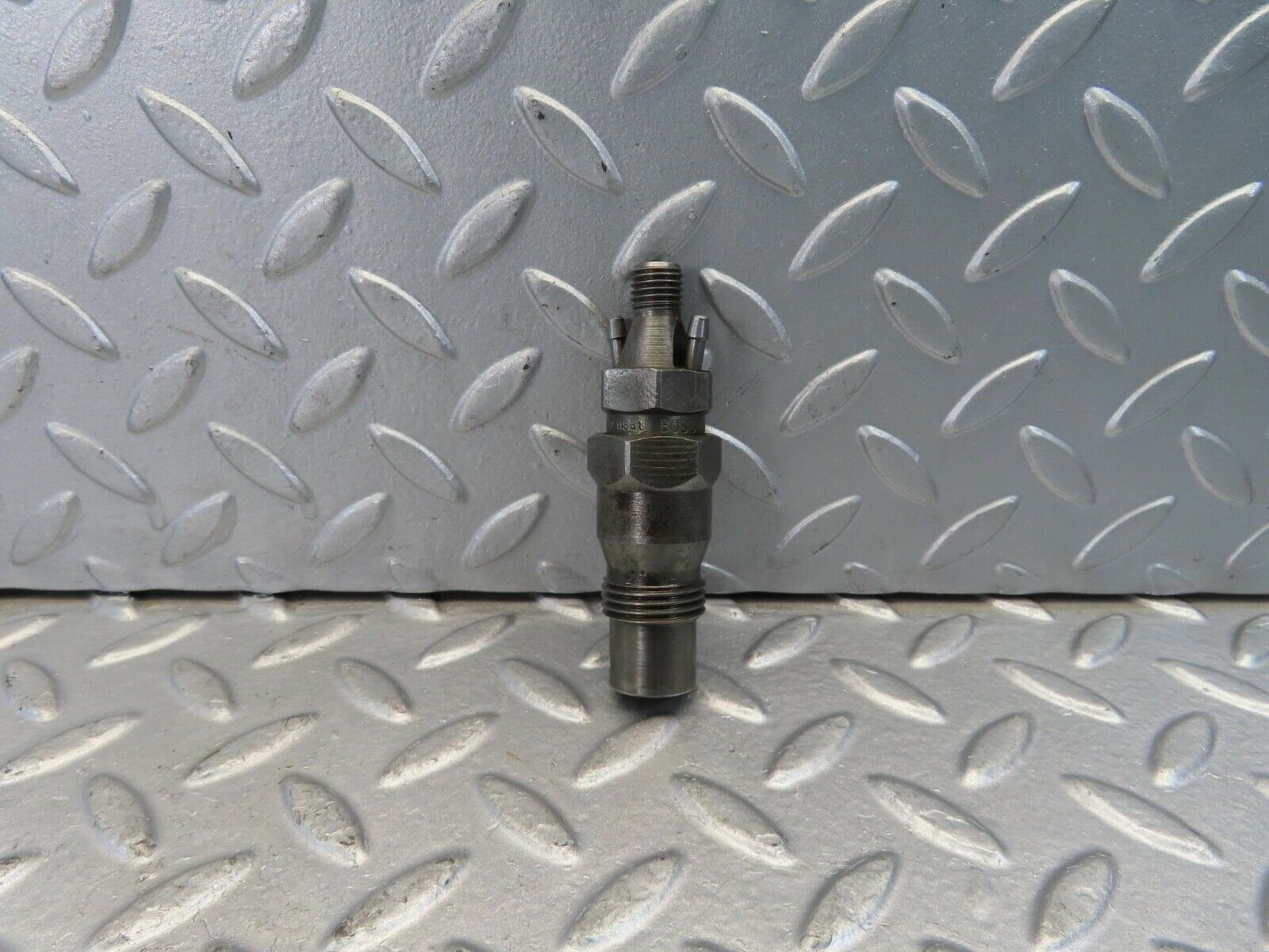 10985 Mercedes-Benz W115 220D Fuel Injector Bosch KCA30sd27/4