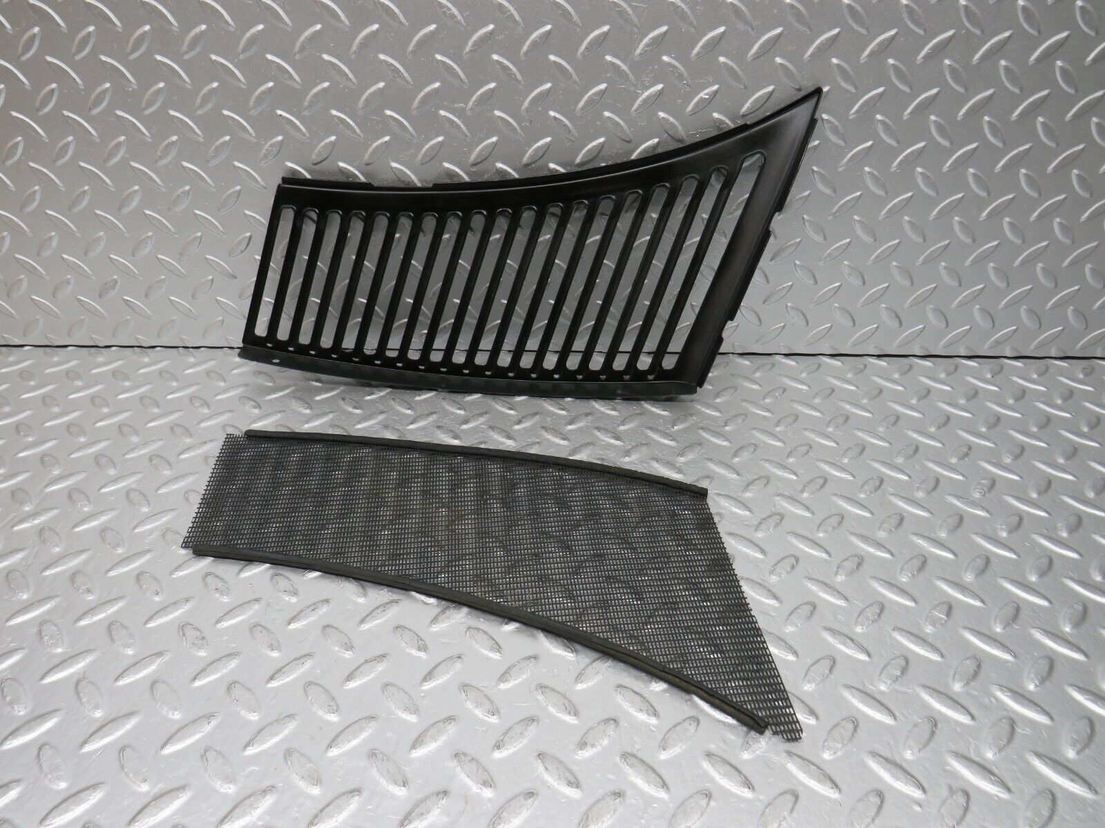 0837 Mercedes-Benz C107 350SLC Coupe Air Intake Grill Right Side