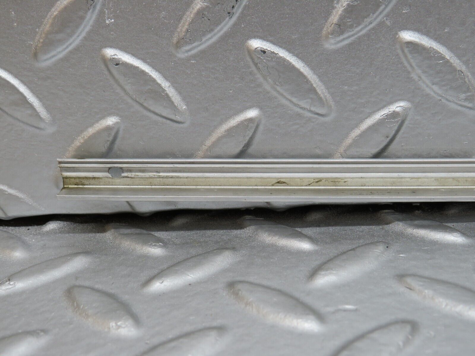 32573 Mercedes-Benz S124 300TE Wagon Sunroof Chrome Trim