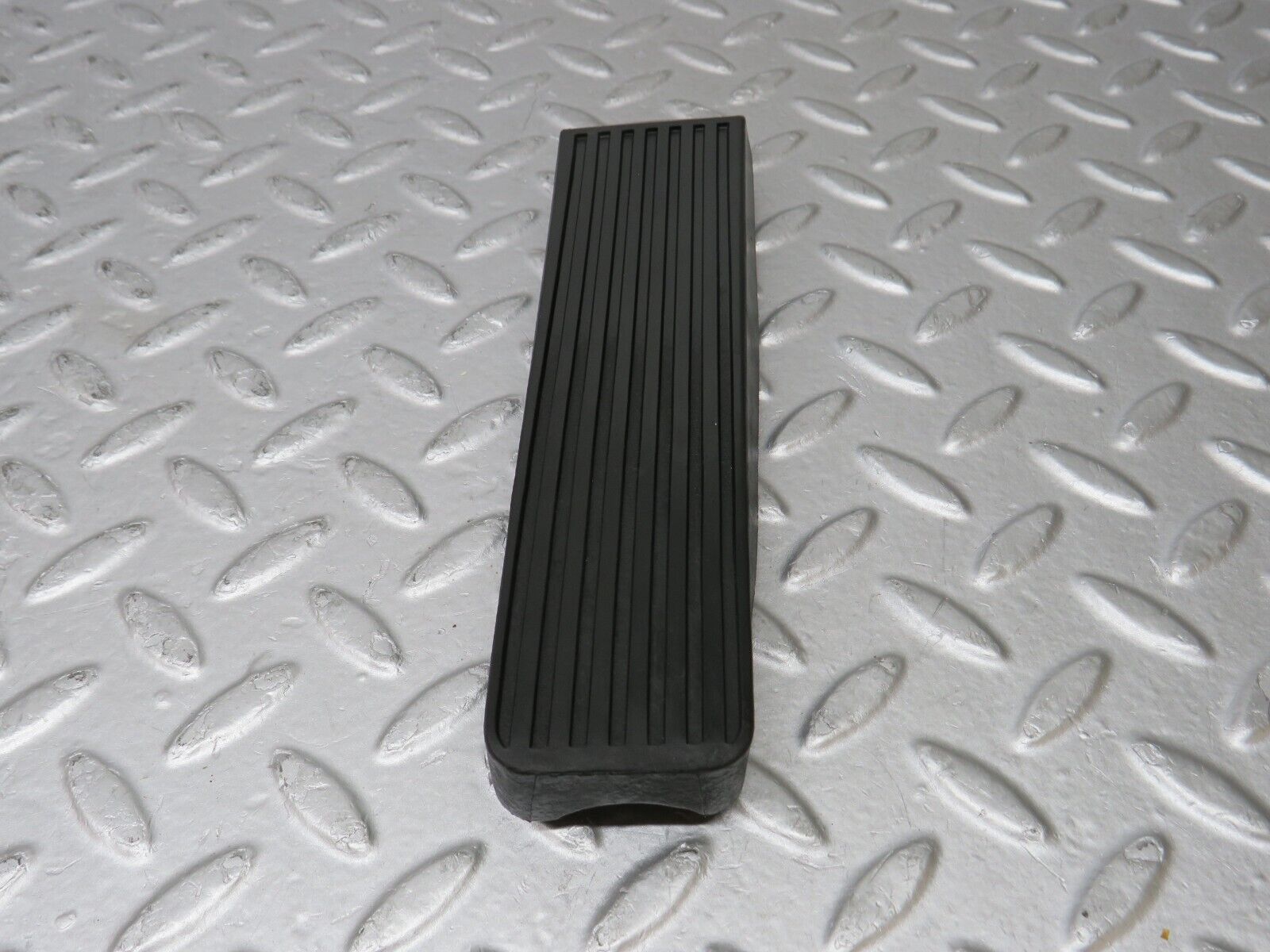 36884 Mercedes-Benz C126 420SEC Coupe Accelerator Pedal Rubber 1233010082