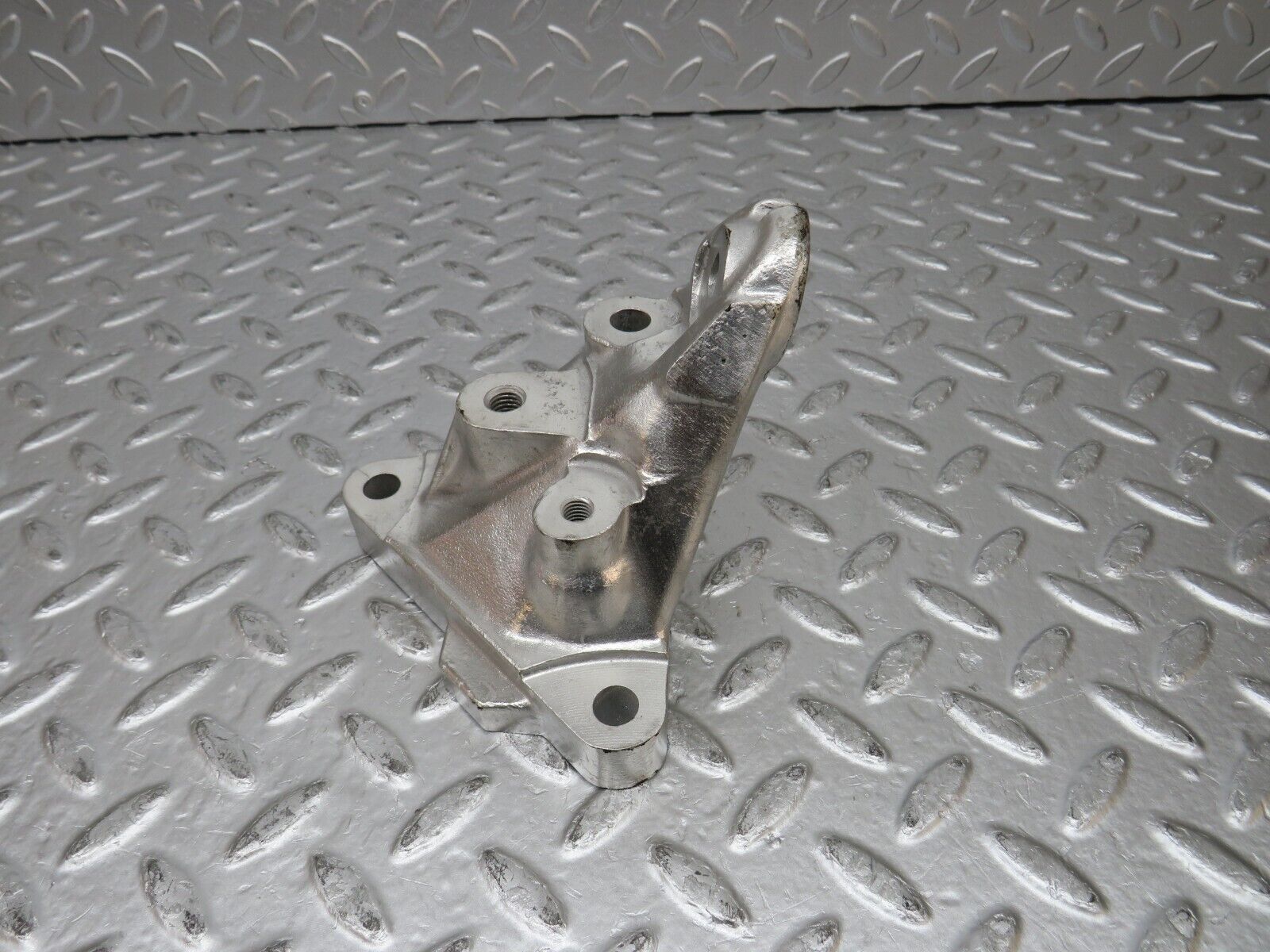 31769 Mercedes-Benz W201 190LE 1.8L Engine Mount Bracket Left Side 1022234104