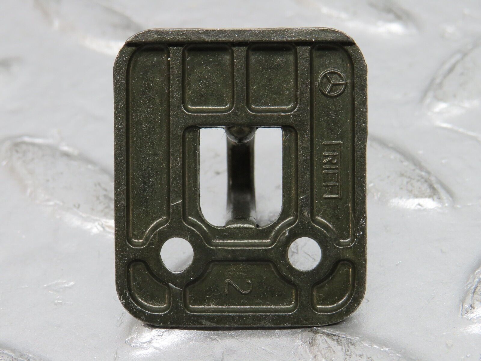 32576 Mercedes-Benz S124 300TE Wagon Glove Box Door Lock Latch