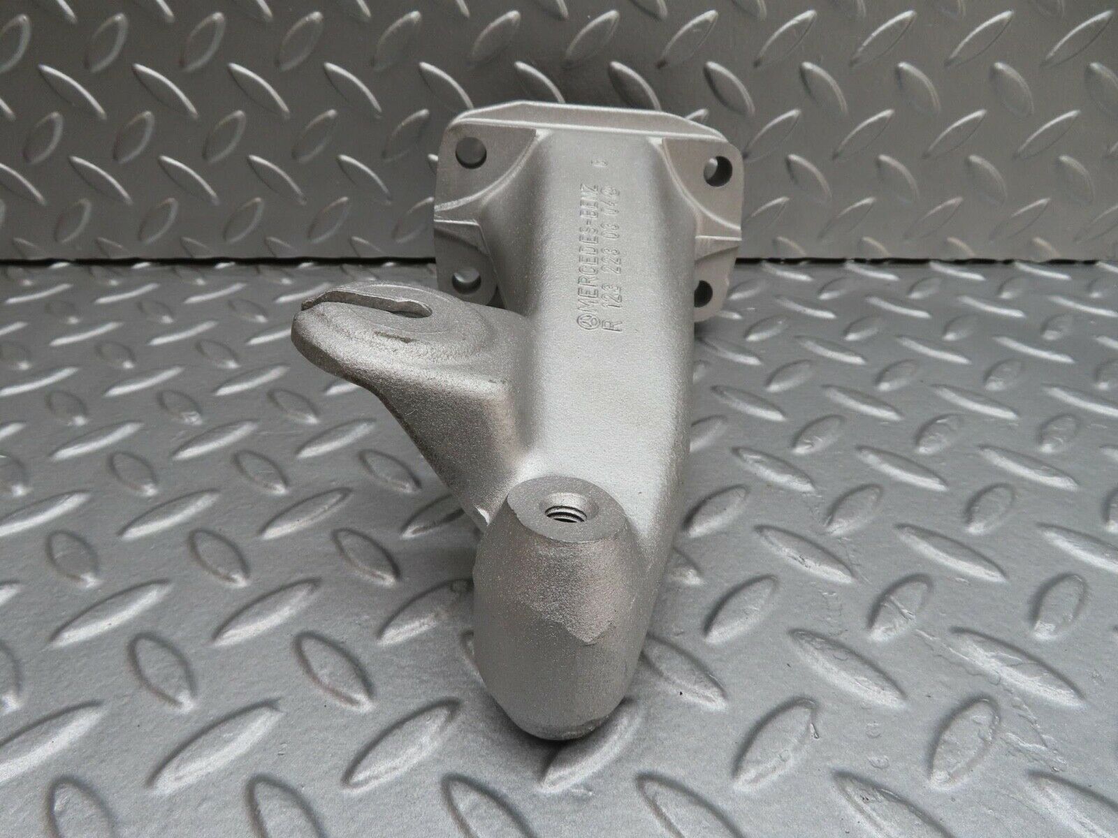 15973 Mercedes-Benz W123 280E Engine Mount Bracket Right Side 1232230304