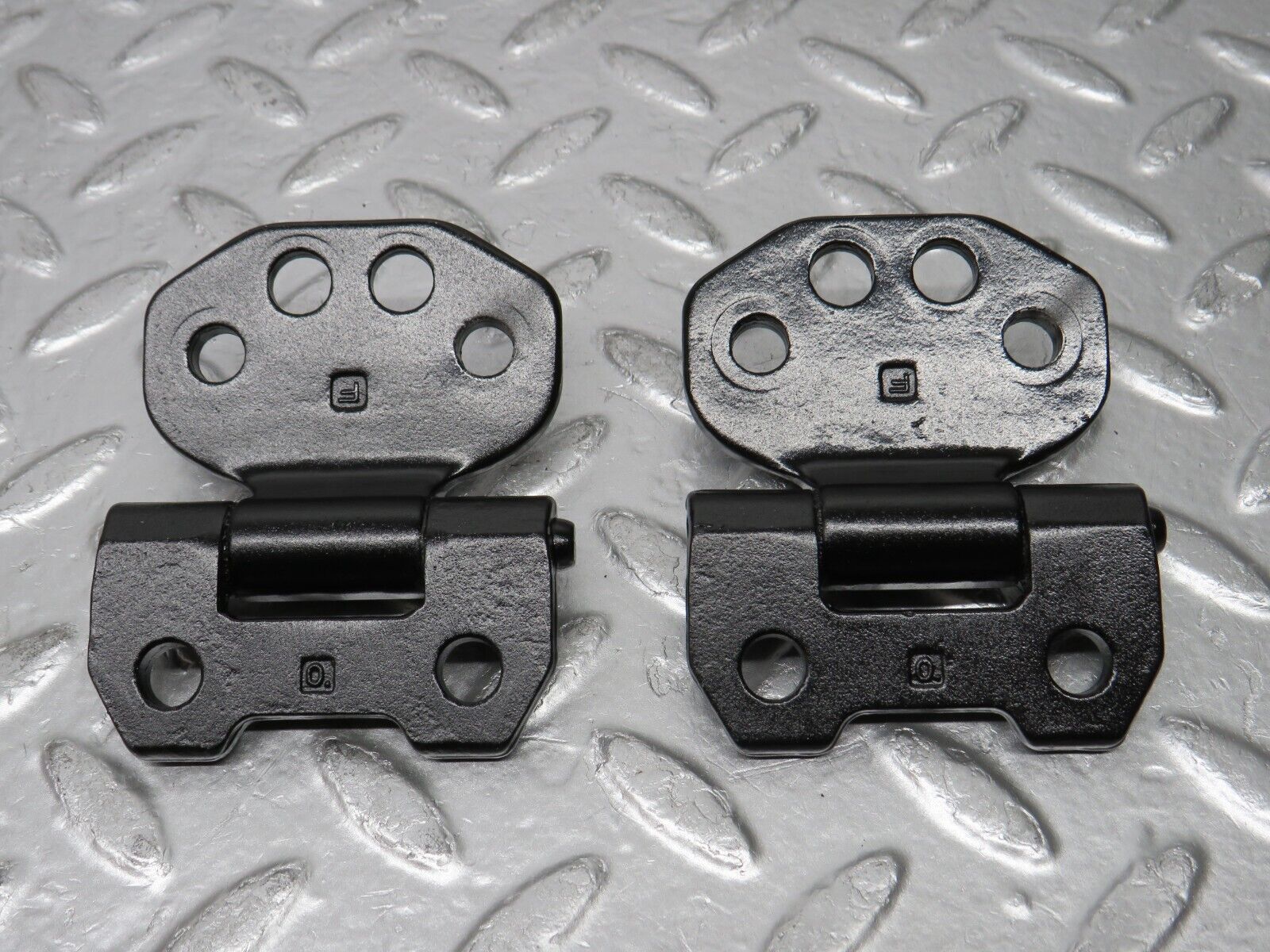 30392 Mercedes-Benz W124 230E Left Door Hinge Pair