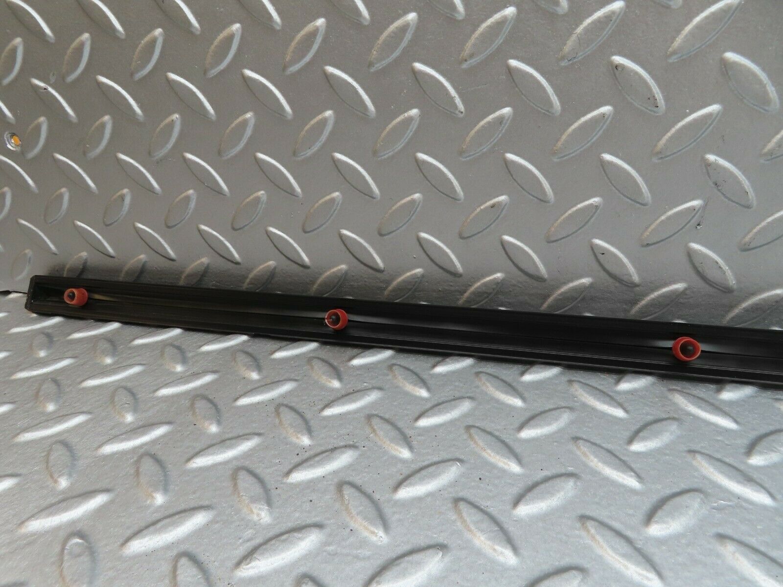 18006 Mercedes-Benz W123 200 Front Right Door Centre Moulding Trim