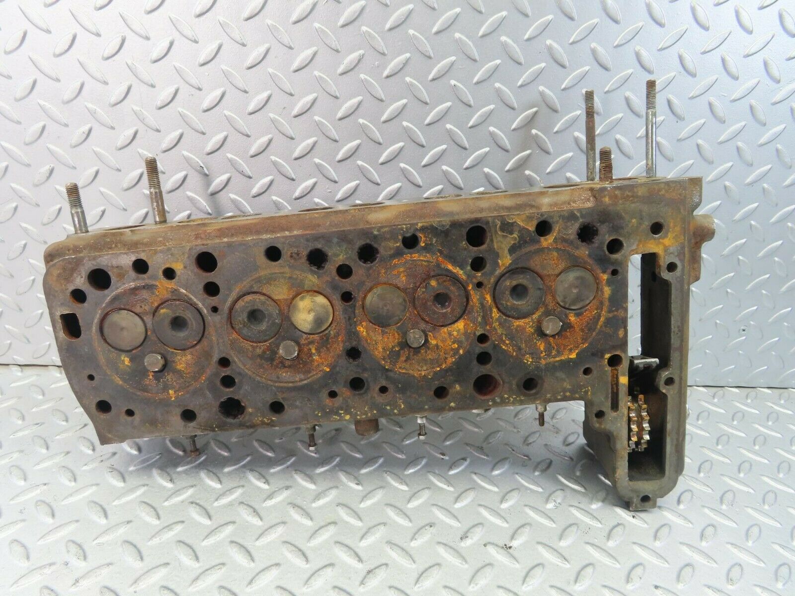 8690 Mercedes-Benz W115 Cylinder Head 6150181101