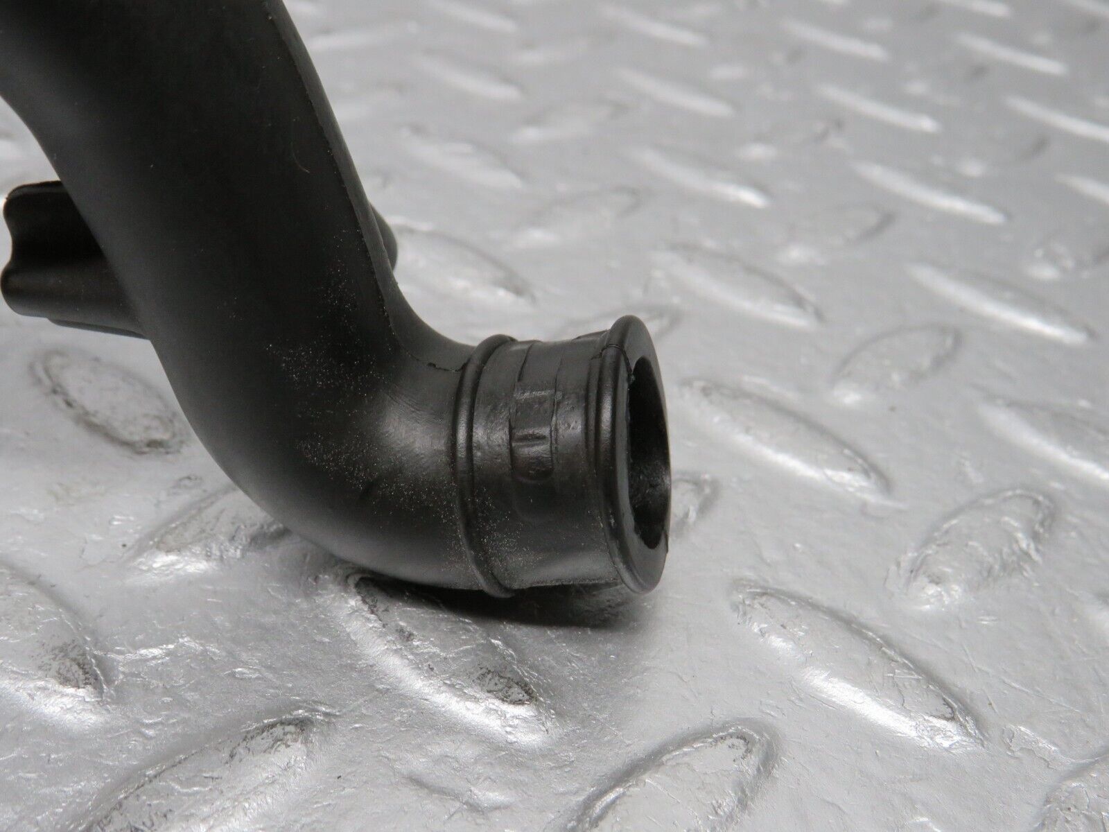 38886 Mercedes-Benz W201 190E 2.6L Crankcase Breather Pipe 1030941982