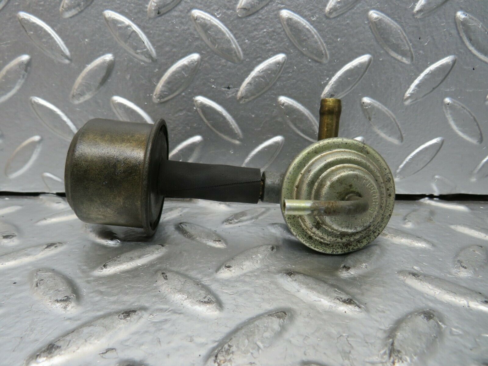 23400 Mercedes-Benz W116 350SE Fuel Valve With Air Filter 0090949202 pe20302