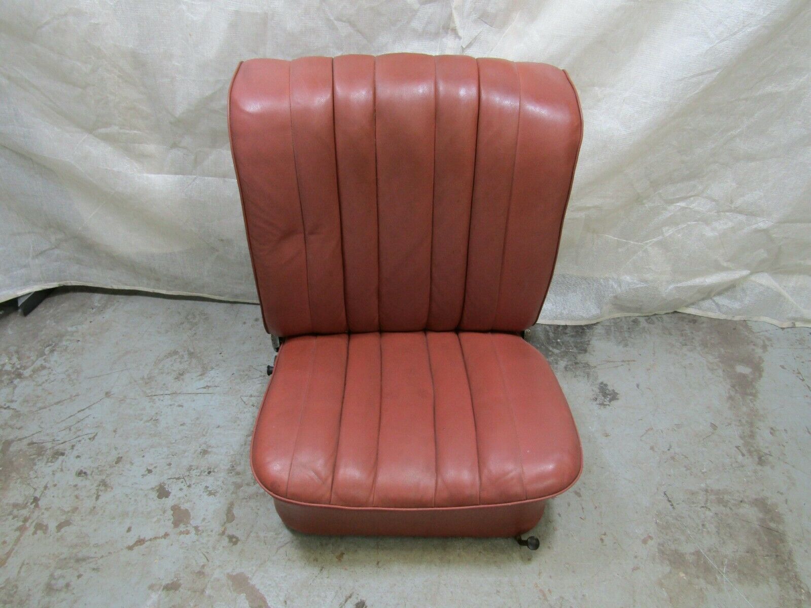 3255 Mercedes-Benz W105 PONTON Front Right Seat Passenger Seat Red Faux Leather