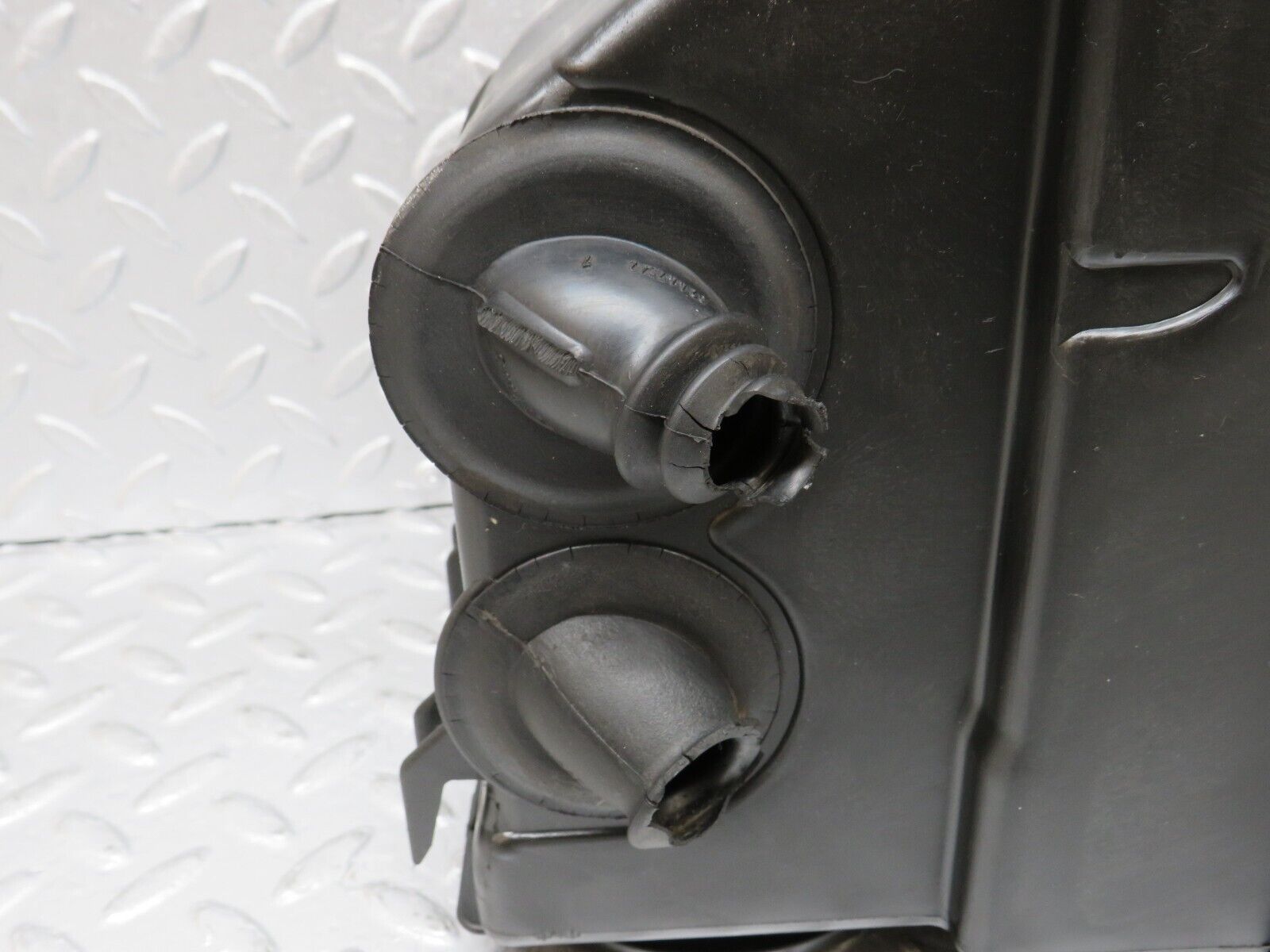 36197 Mercedes-Benz W126 420SE Fuse Box Housing 1265401650 1265400182