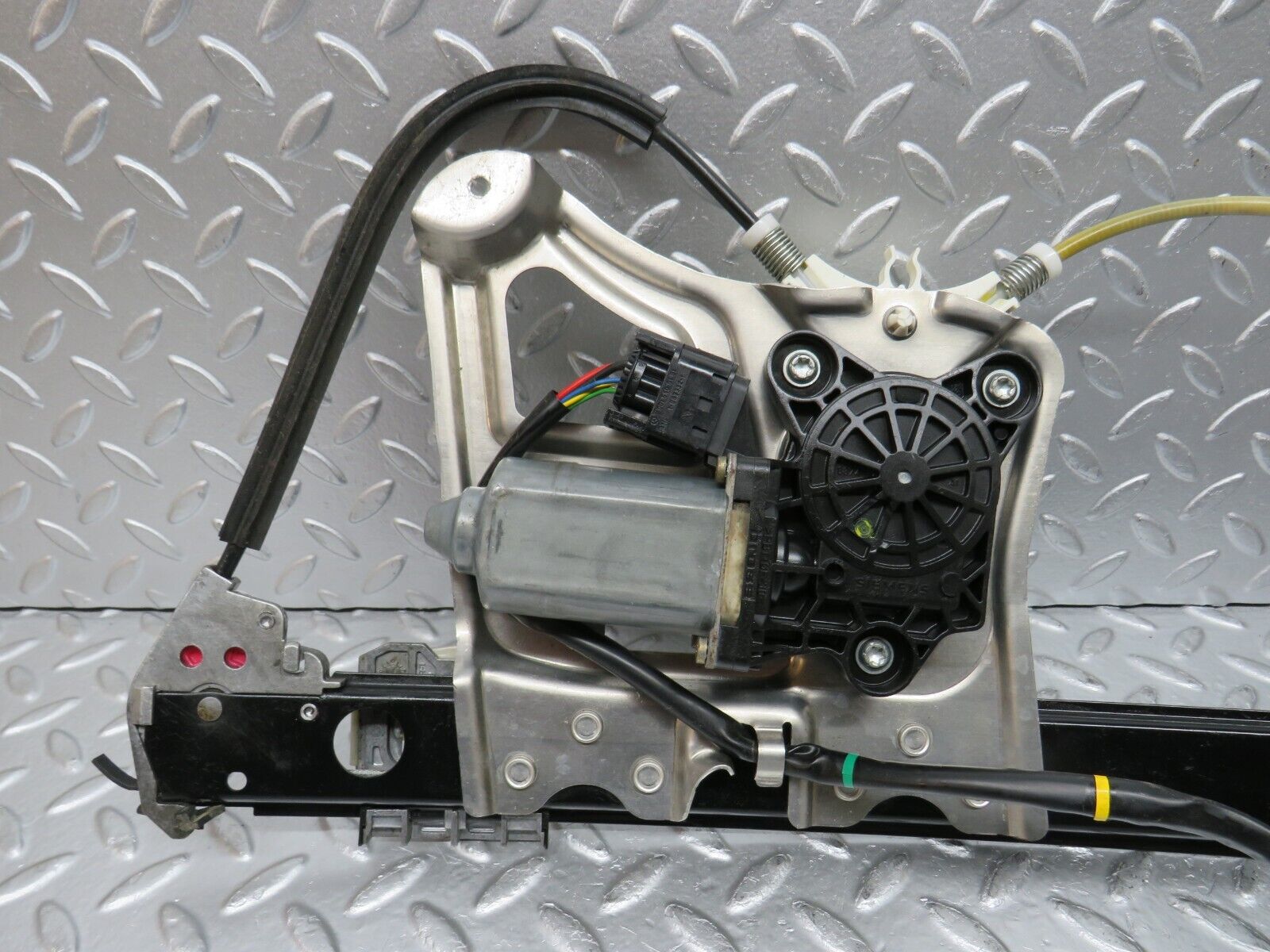 32288 Mercedes-Benz W220 S430 Front Left Window Regulator Siemens 2208200715