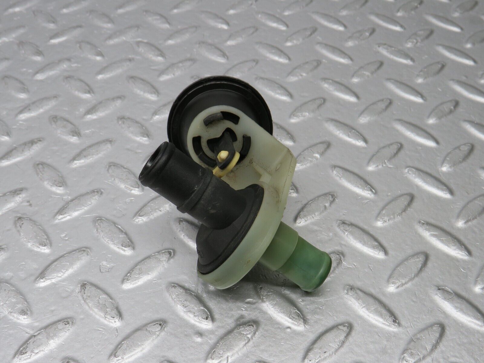 38798 Mercedes-Benz W201 190E 2.6L Heater Control Valve